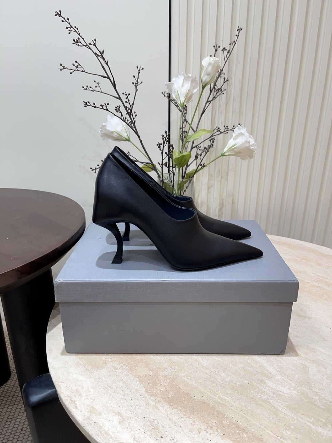 CURVED HEEL DEEP MOUTH PUMPS IN BLACK CALFSKIN - 35