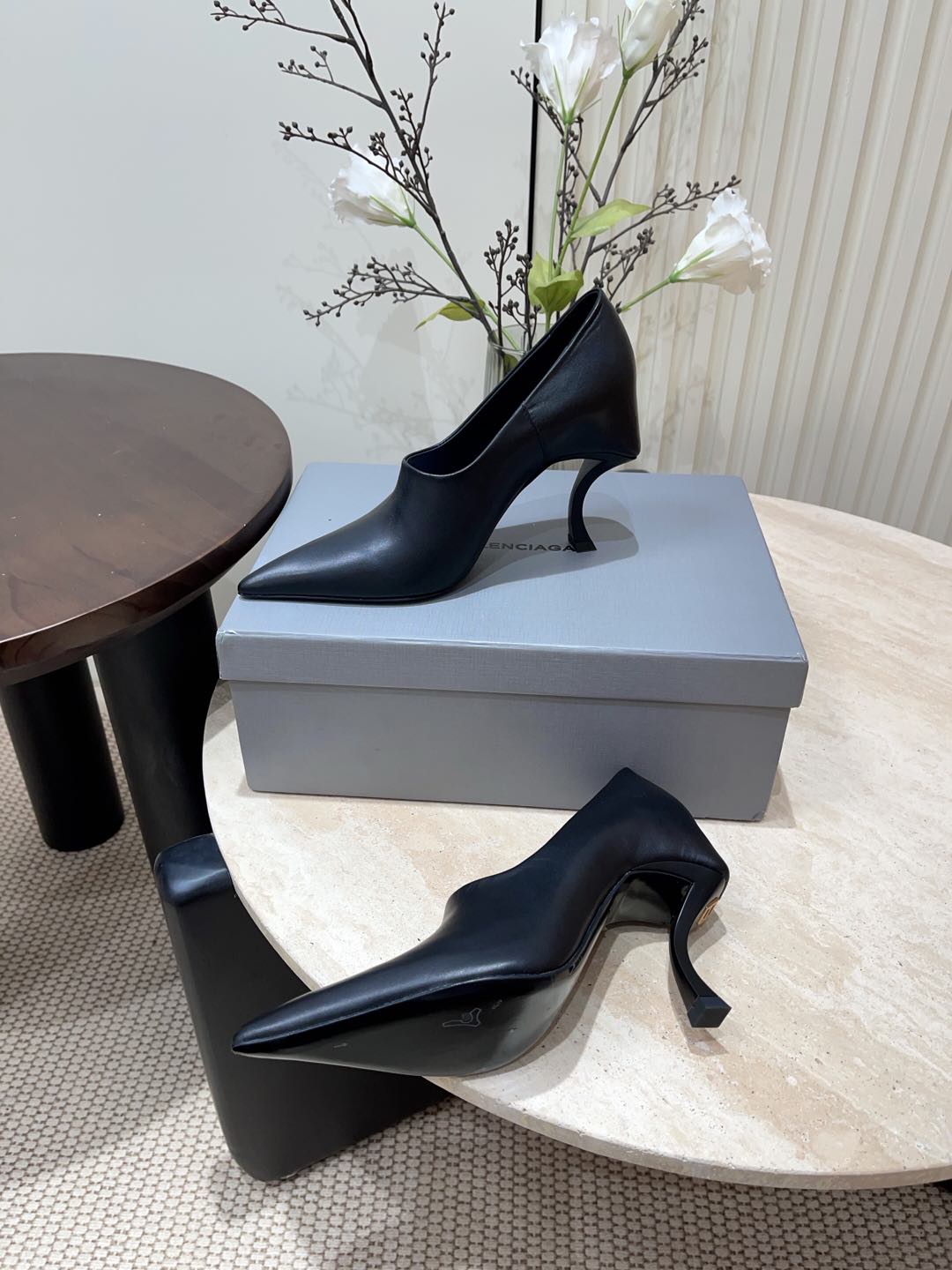CURVED HEEL DEEP MOUTH PUMPS IN BLACK CALFSKIN - 35