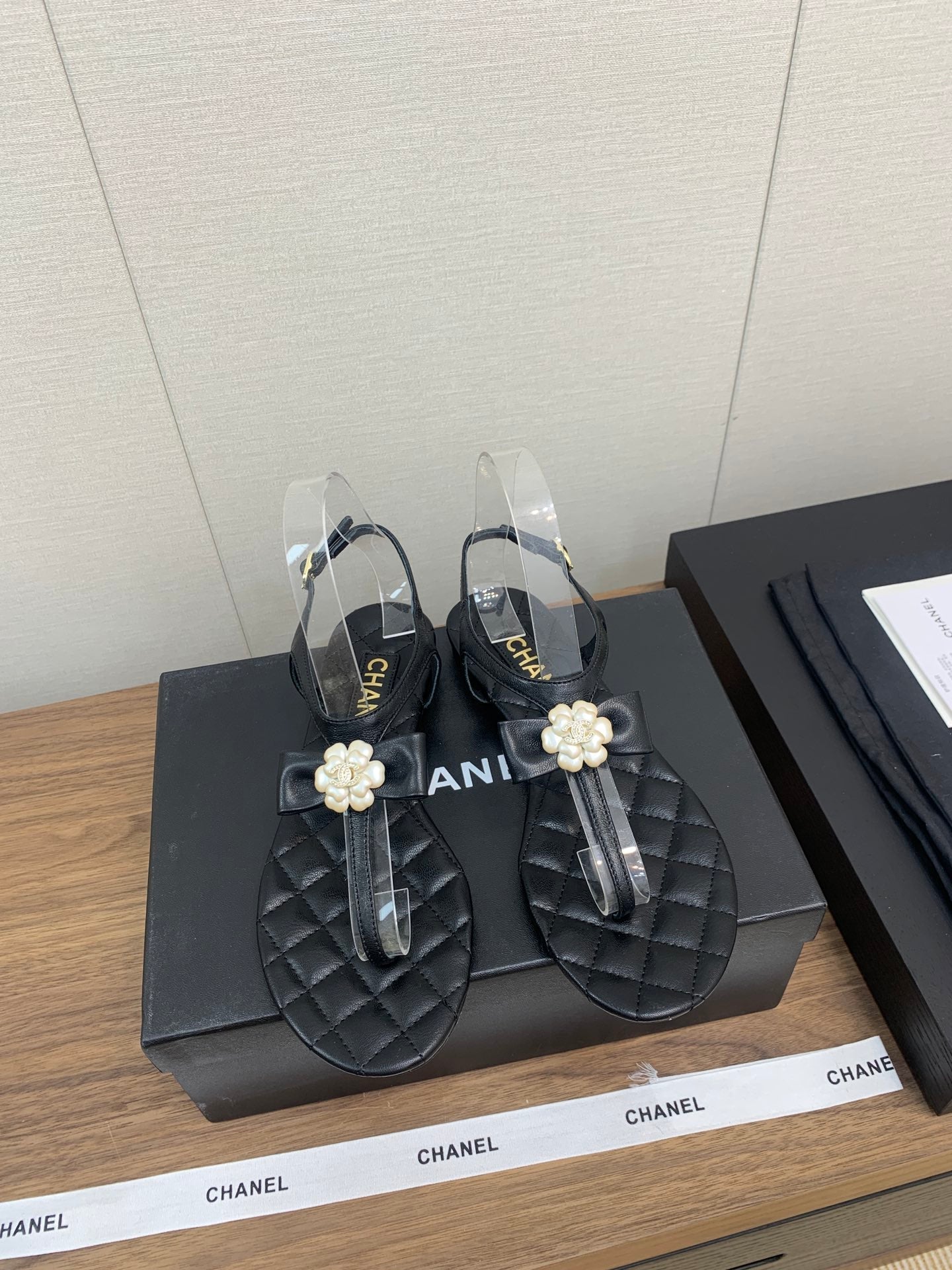 CC THONG SANDAL IN BLACK LAMBSKIN WITH PEARL FLOWER - 35