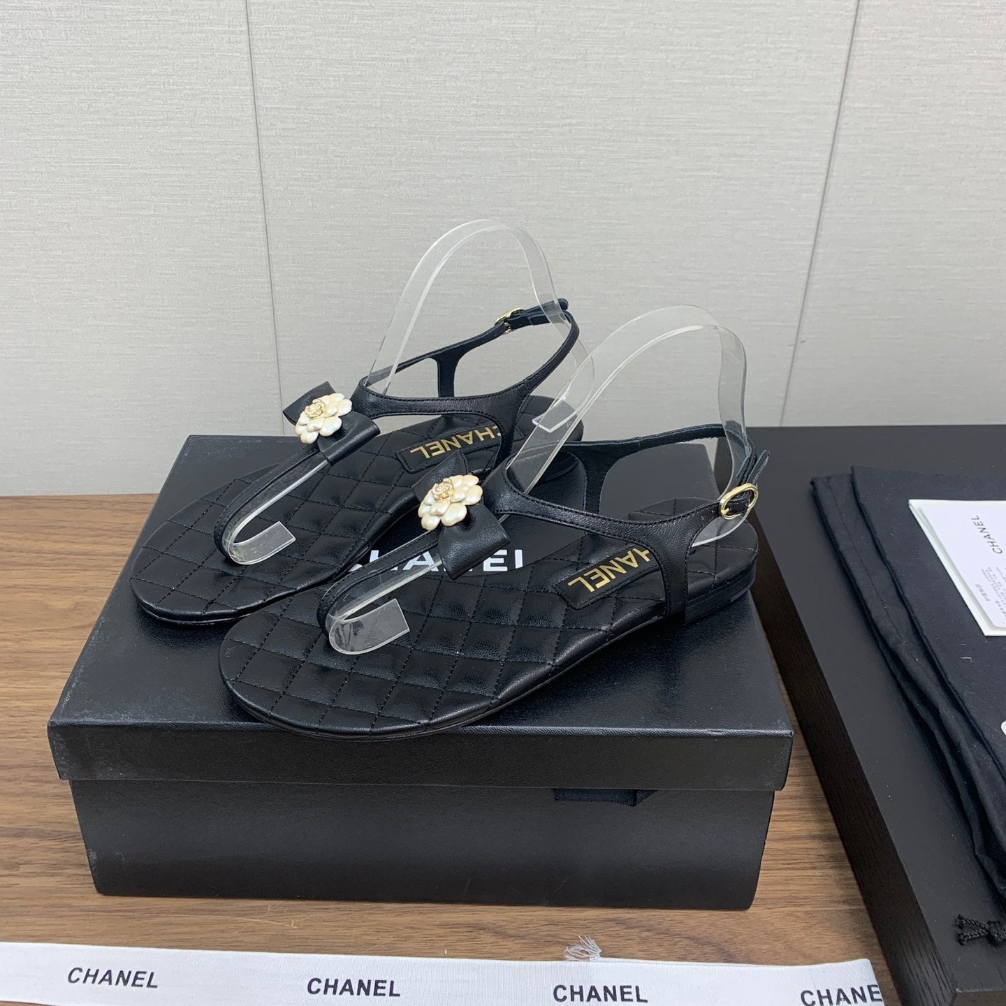 CC THONG SANDAL IN BLACK LAMBSKIN WITH PEARL FLOWER - 35