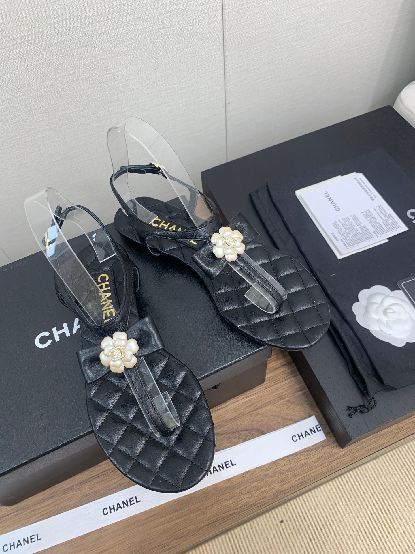 CC THONG SANDAL IN BLACK LAMBSKIN WITH PEARL FLOWER - 35
