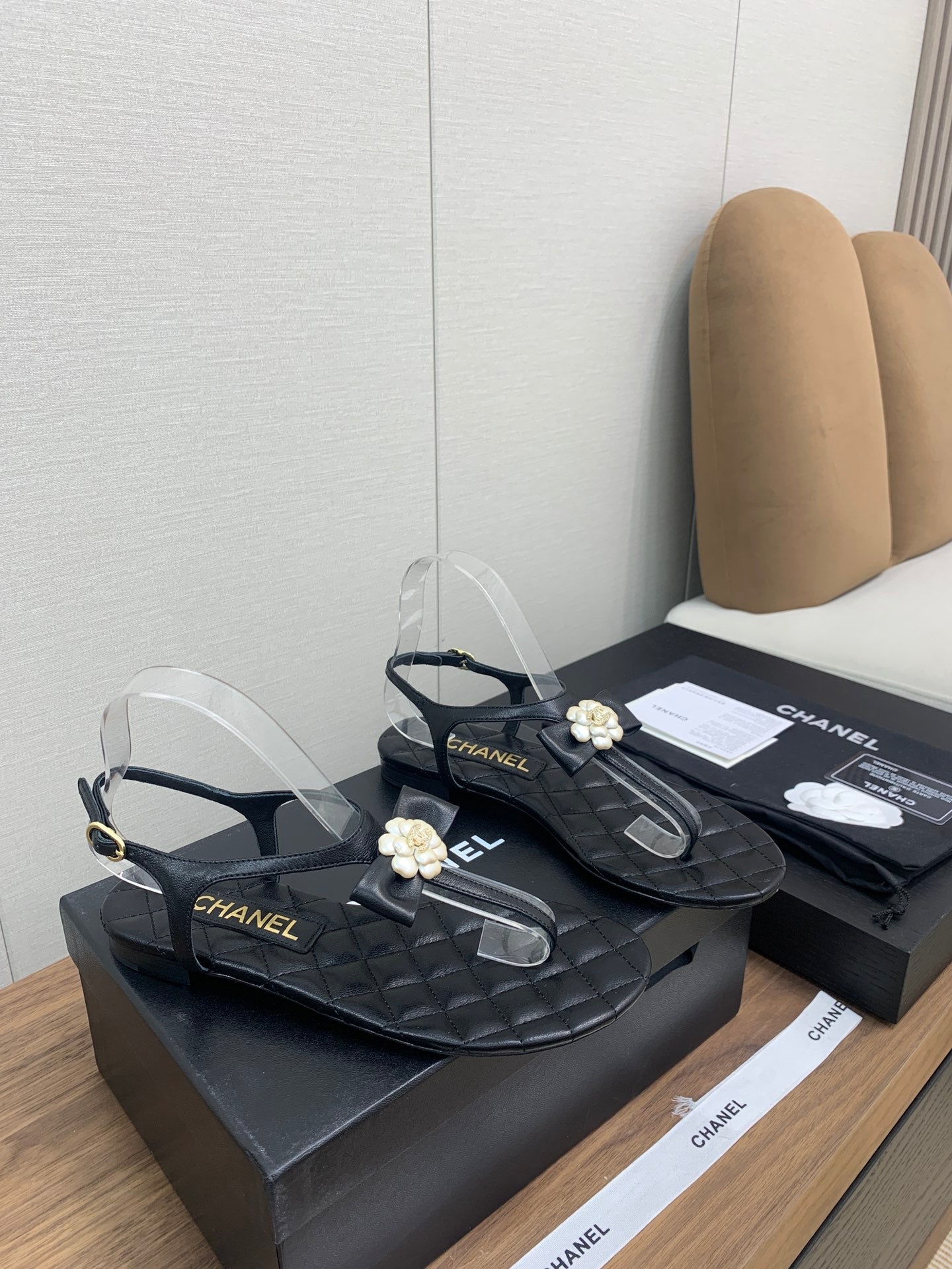 CC THONG SANDAL IN BLACK LAMBSKIN WITH PEARL FLOWER - 35