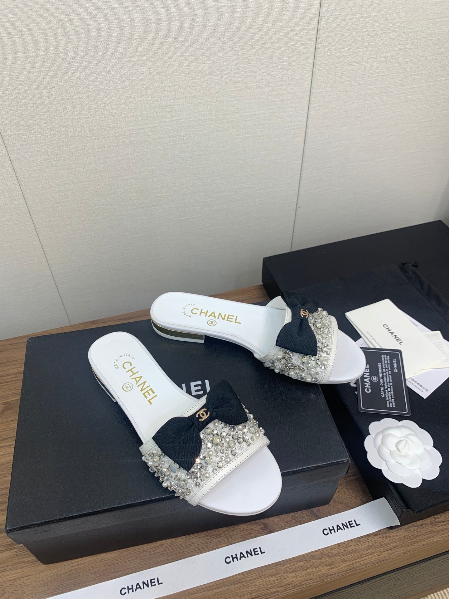BOW SLIPPERS IN WHITE LAMBSKIN WITH RHINESTONES - 35