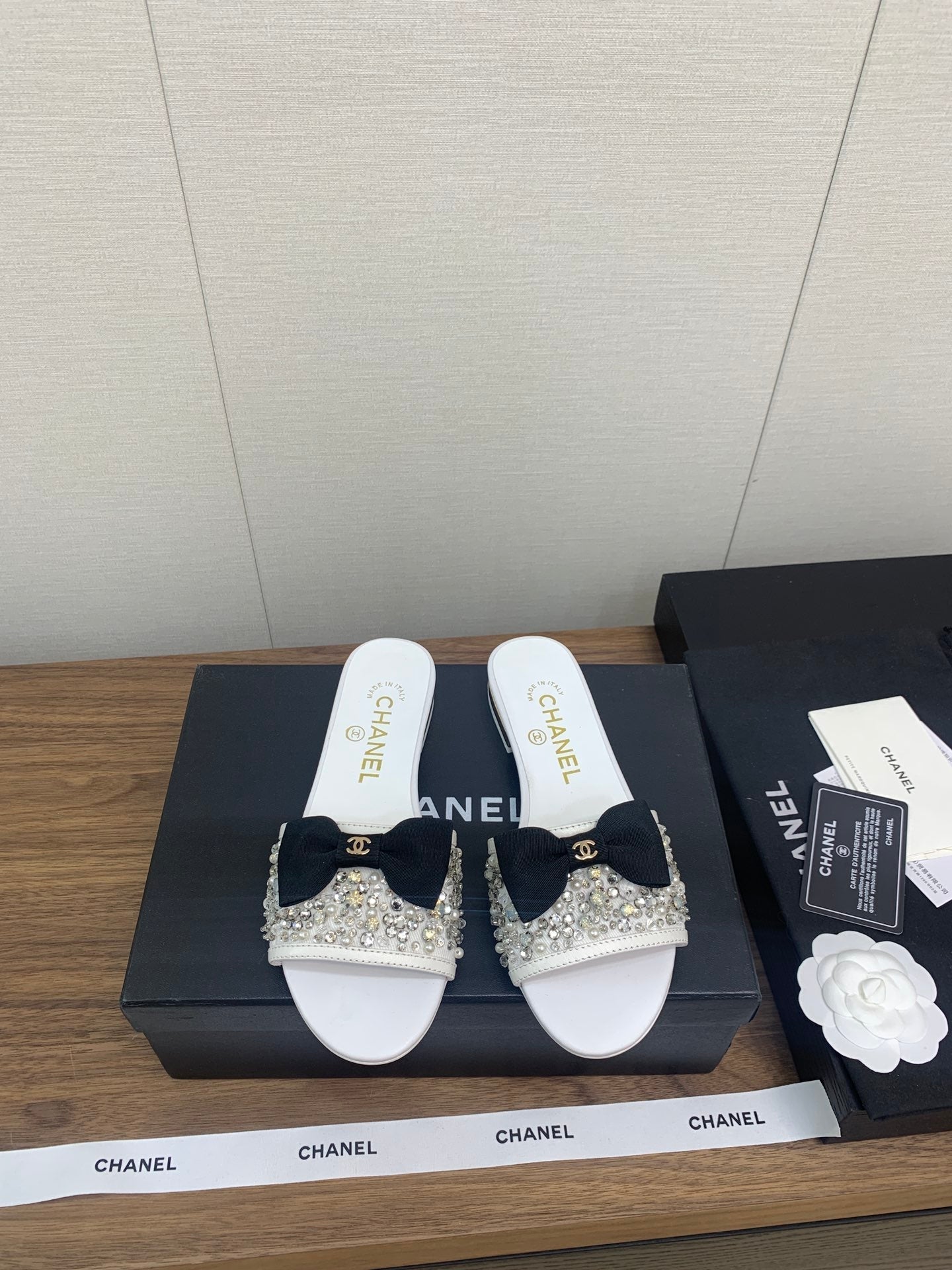 BOW SLIPPERS IN WHITE LAMBSKIN WITH RHINESTONES - 35