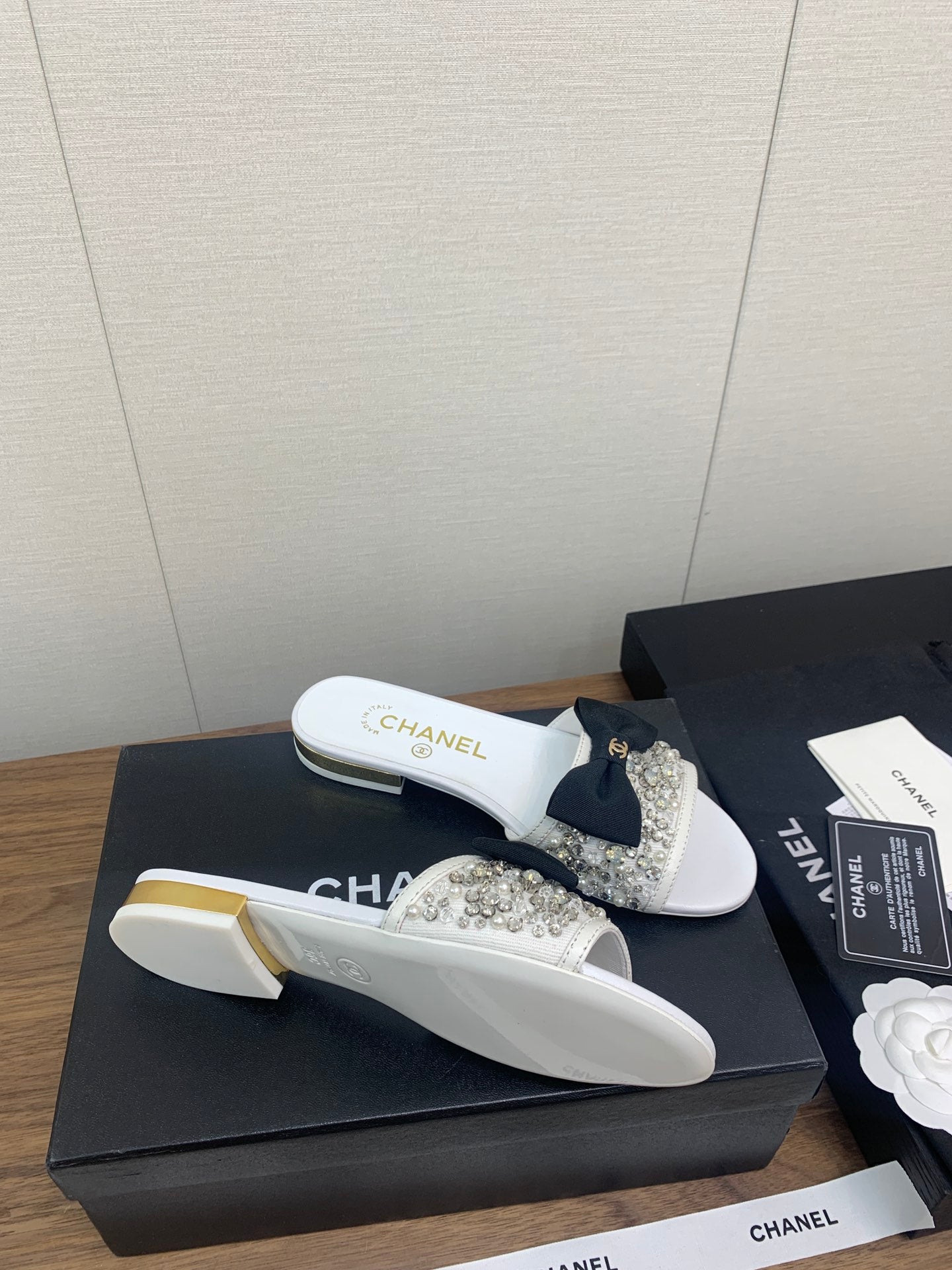 BOW SLIPPERS IN WHITE LAMBSKIN WITH RHINESTONES - 35