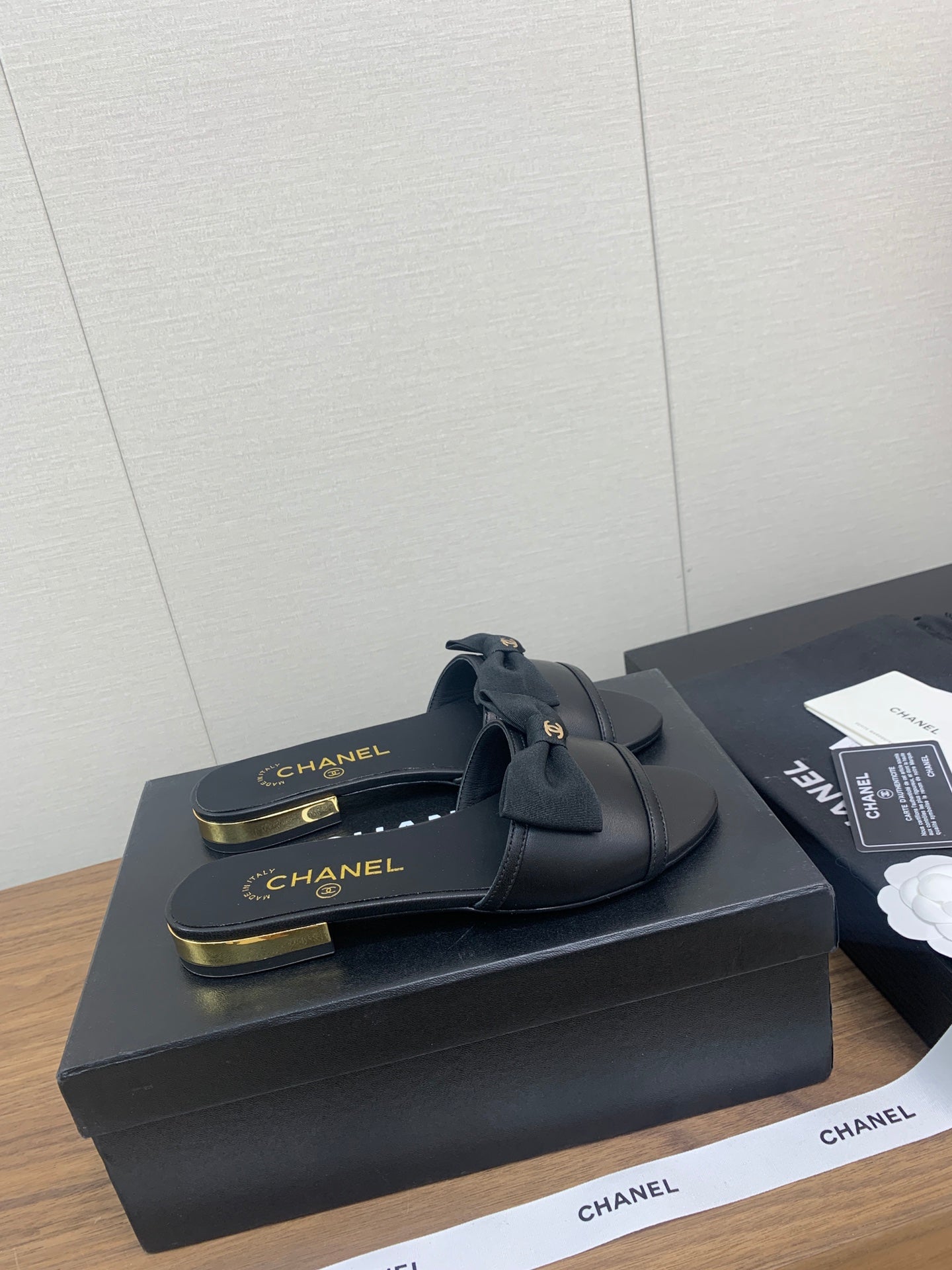 BOW SLIPPERS IN BLACK LAMBSKIN - 35