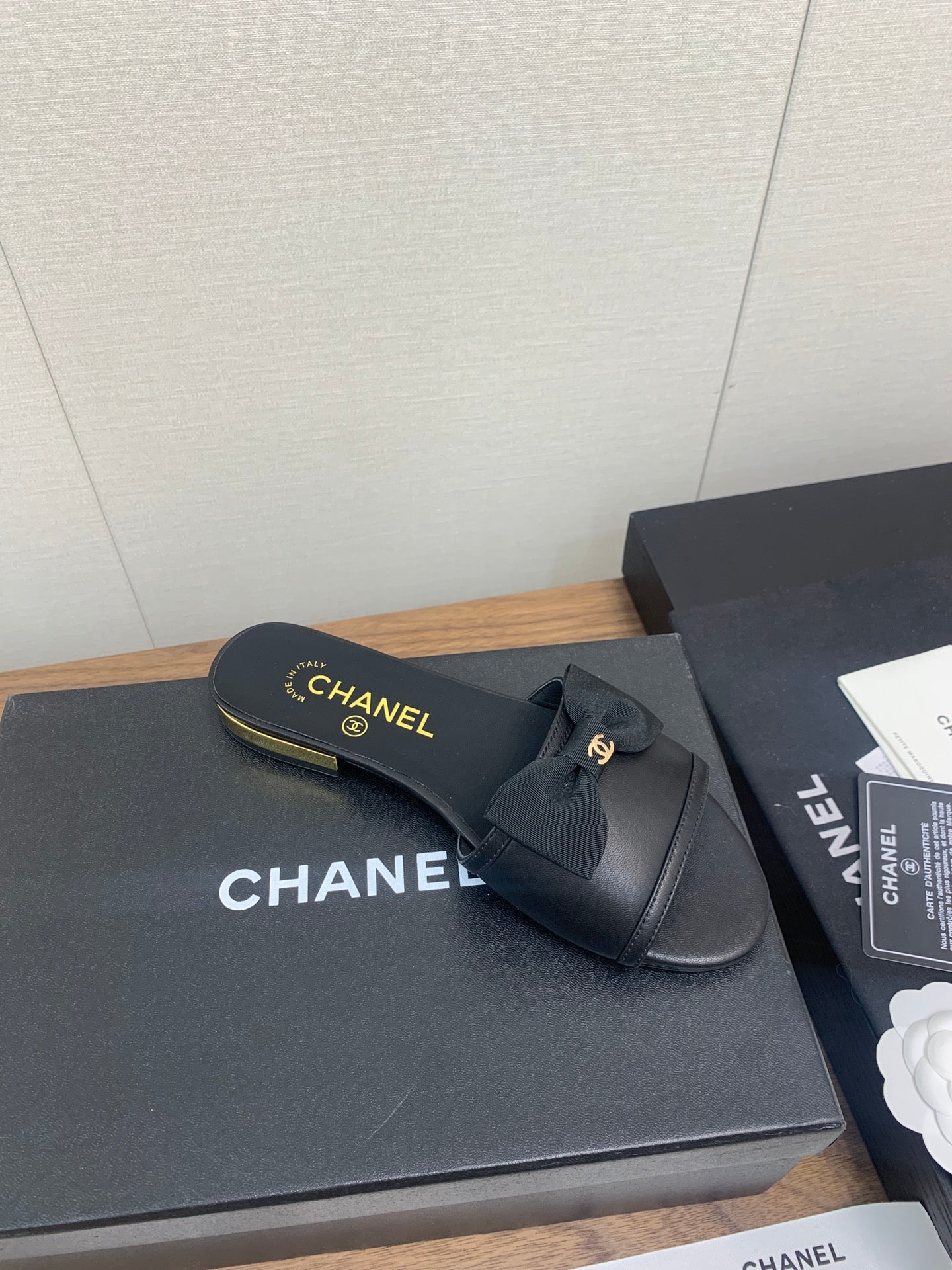 BOW SLIPPERS IN BLACK LAMBSKIN - 35