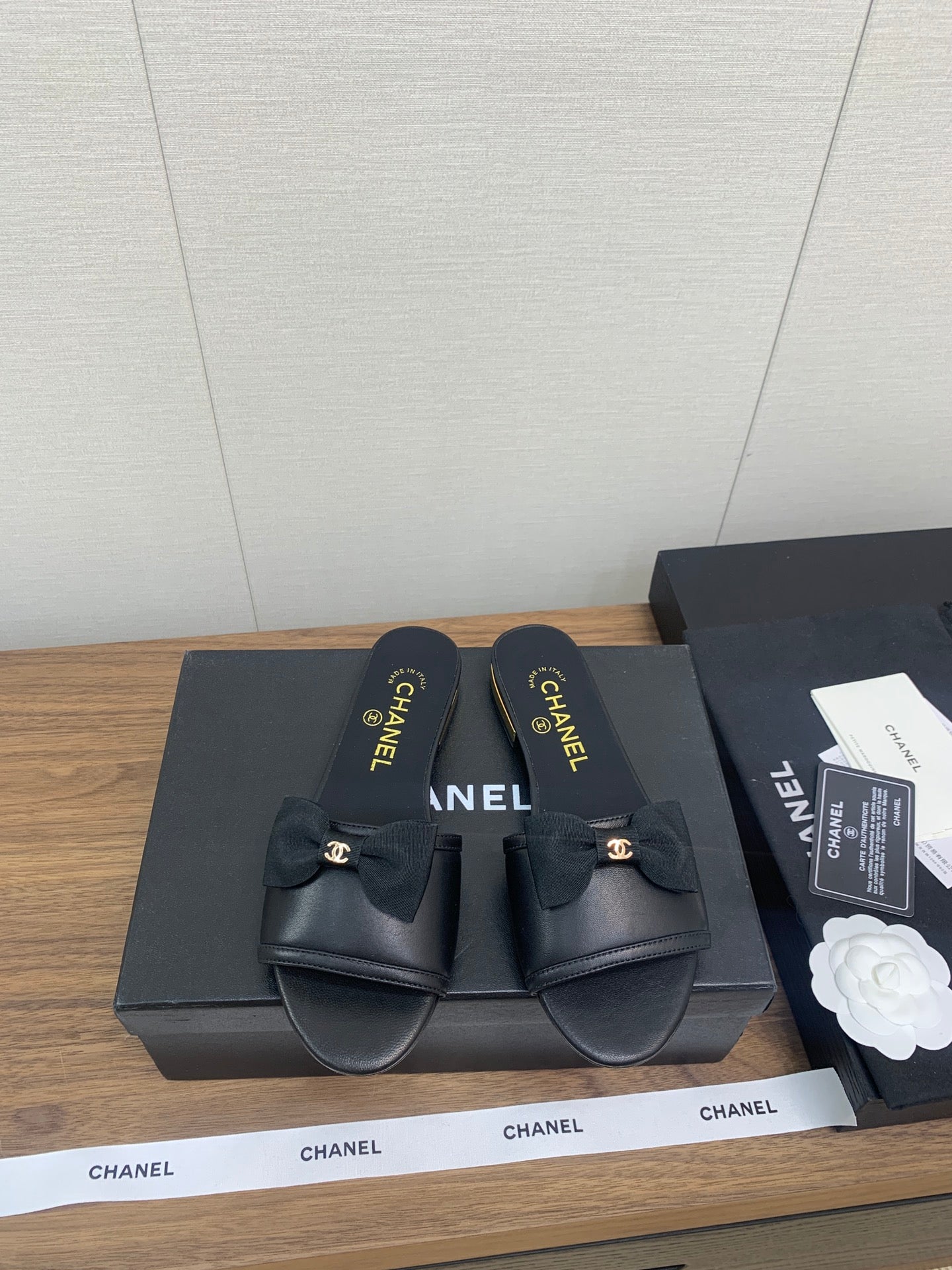 BOW SLIPPERS IN BLACK LAMBSKIN - 35