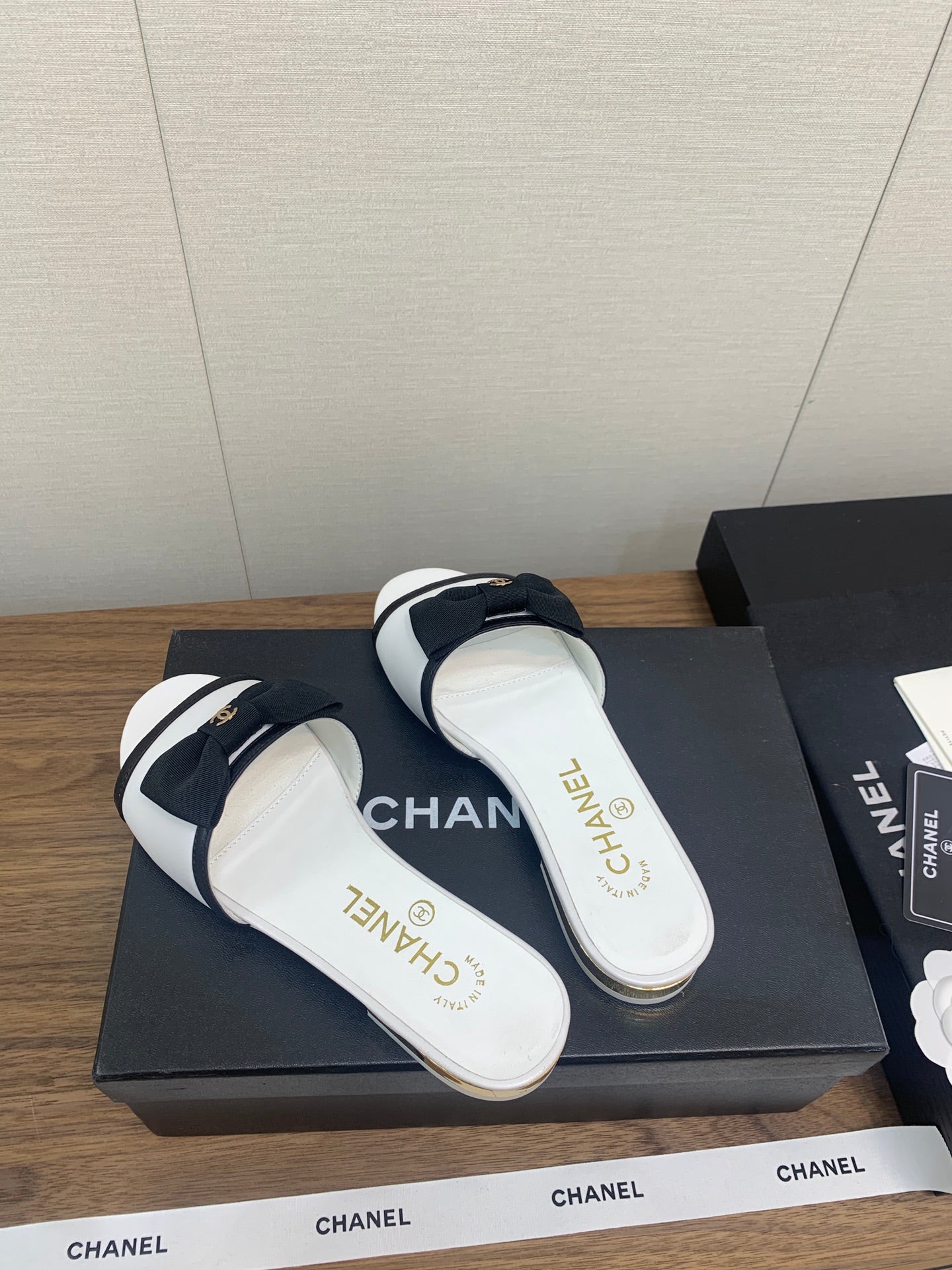 BOW SLIPPERS IN WHITE LAMBSKIN - 35