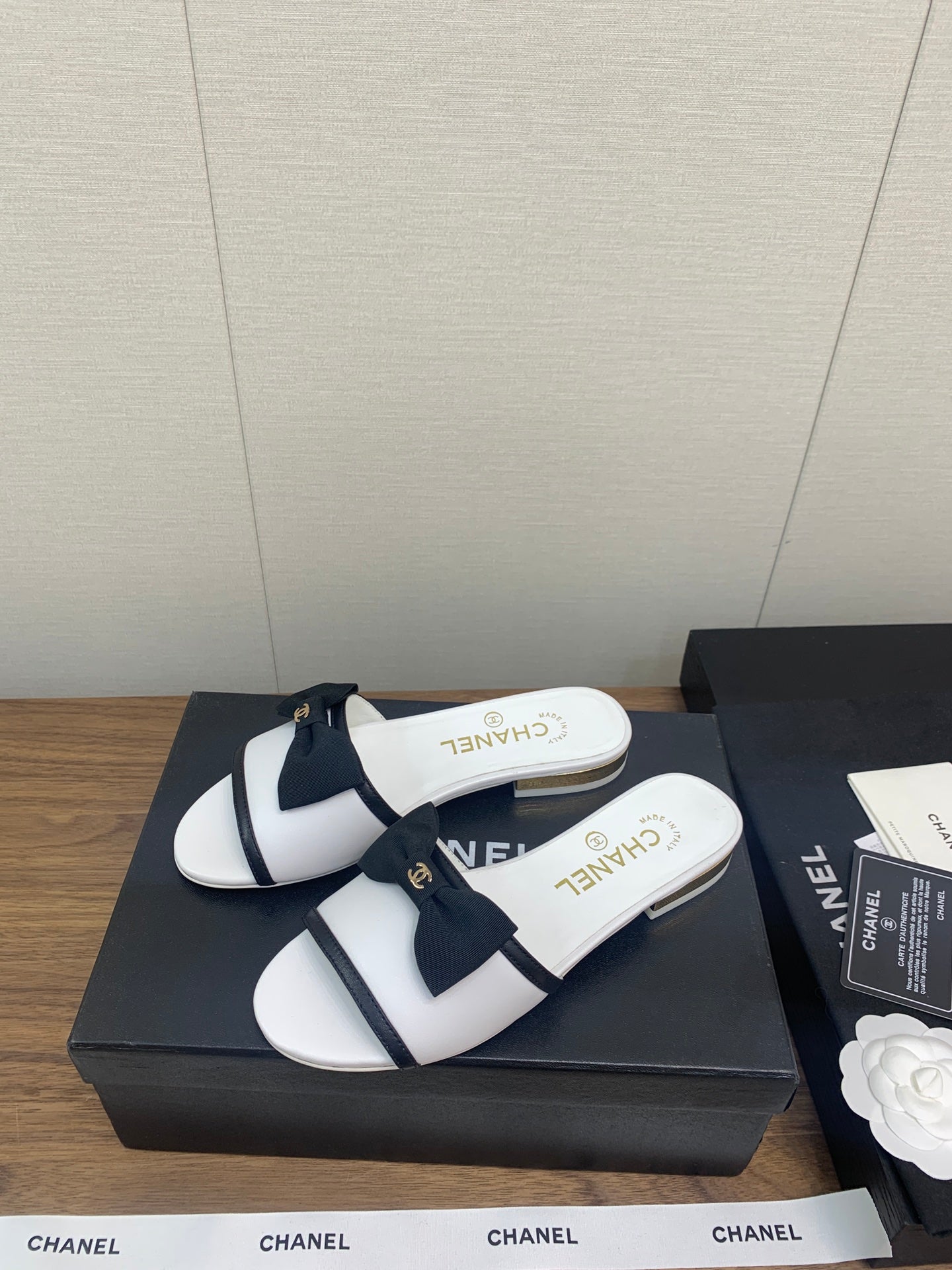 BOW SLIPPERS IN WHITE LAMBSKIN - 35