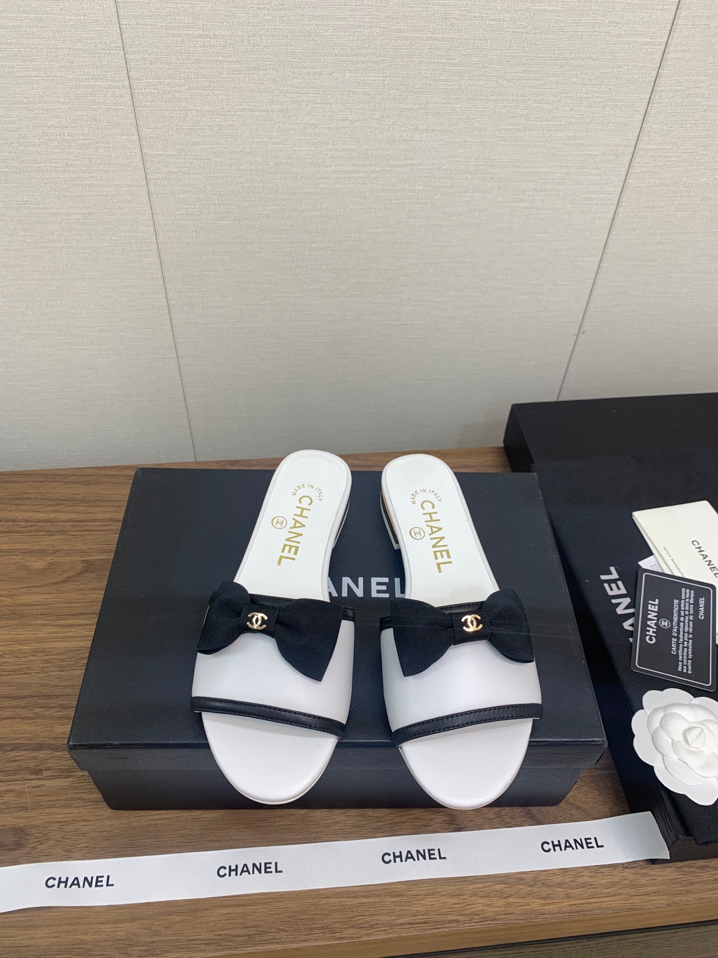 BOW SLIPPERS IN WHITE LAMBSKIN - 35