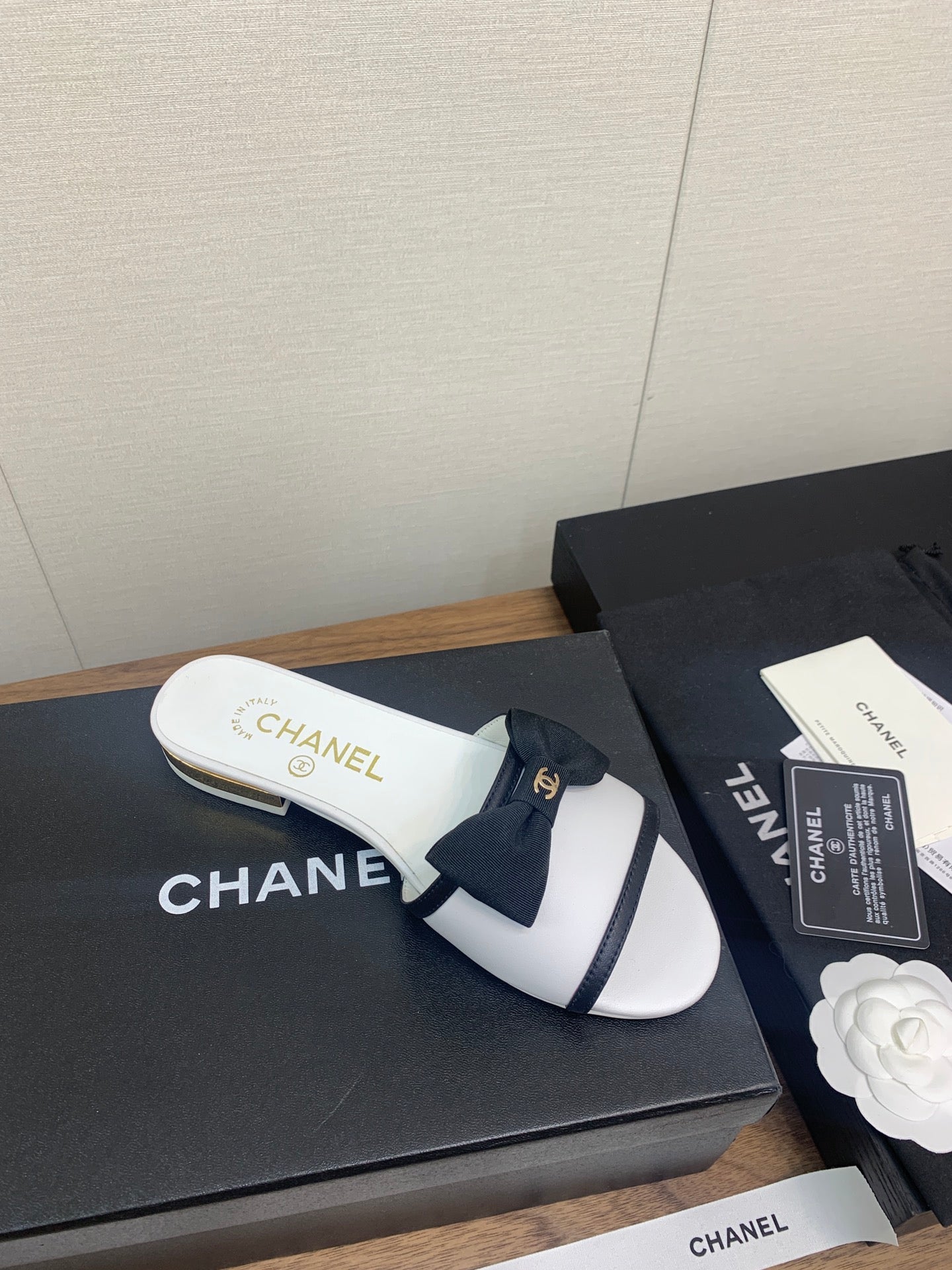 BOW SLIPPERS IN WHITE LAMBSKIN - 35