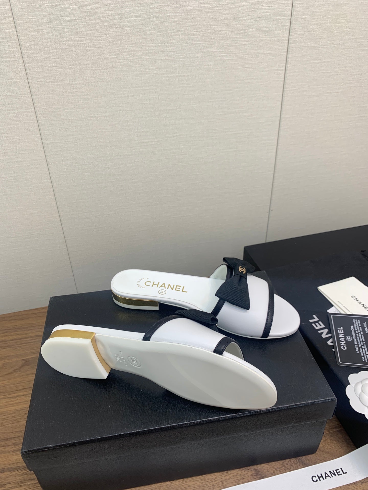 BOW SLIPPERS IN WHITE LAMBSKIN - 35