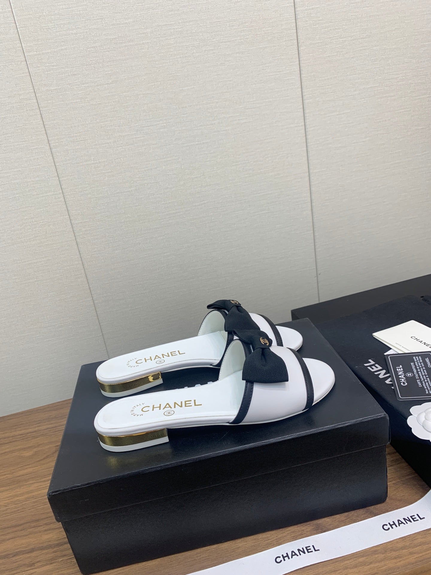BOW SLIPPERS IN WHITE LAMBSKIN - 35