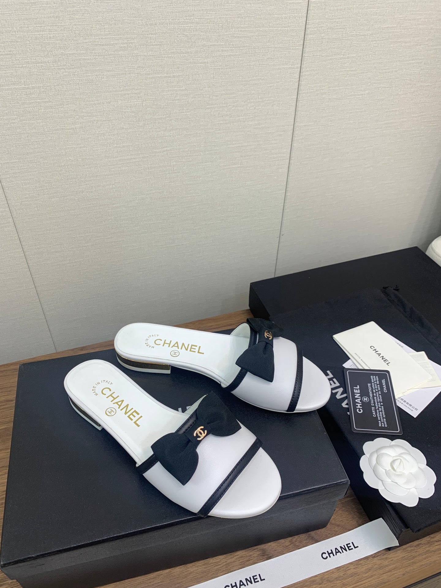 BOW SLIPPERS IN WHITE LAMBSKIN - 35