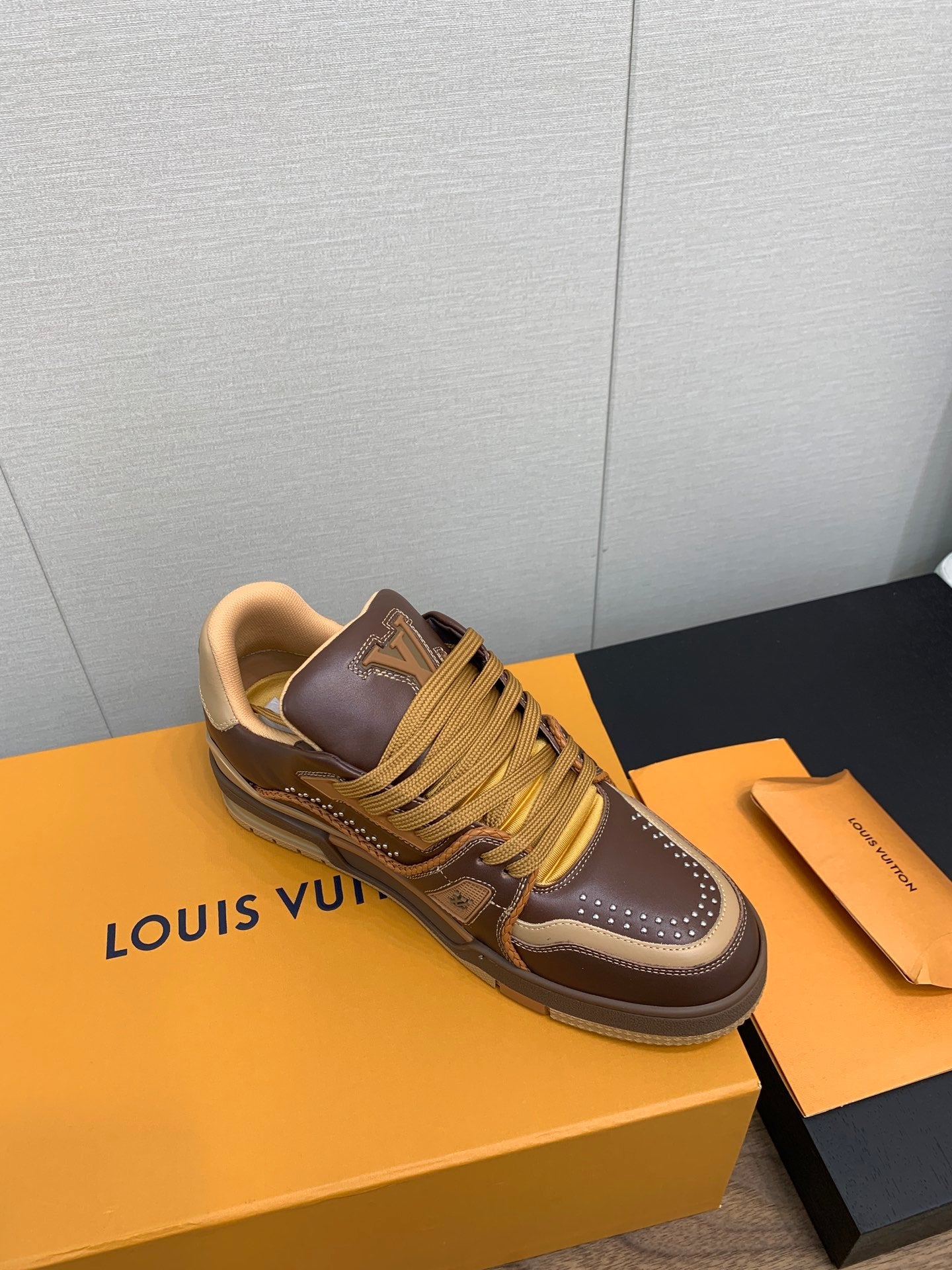LV WOMEN'S TRAINER IN MARRON CALFSKIN - 35