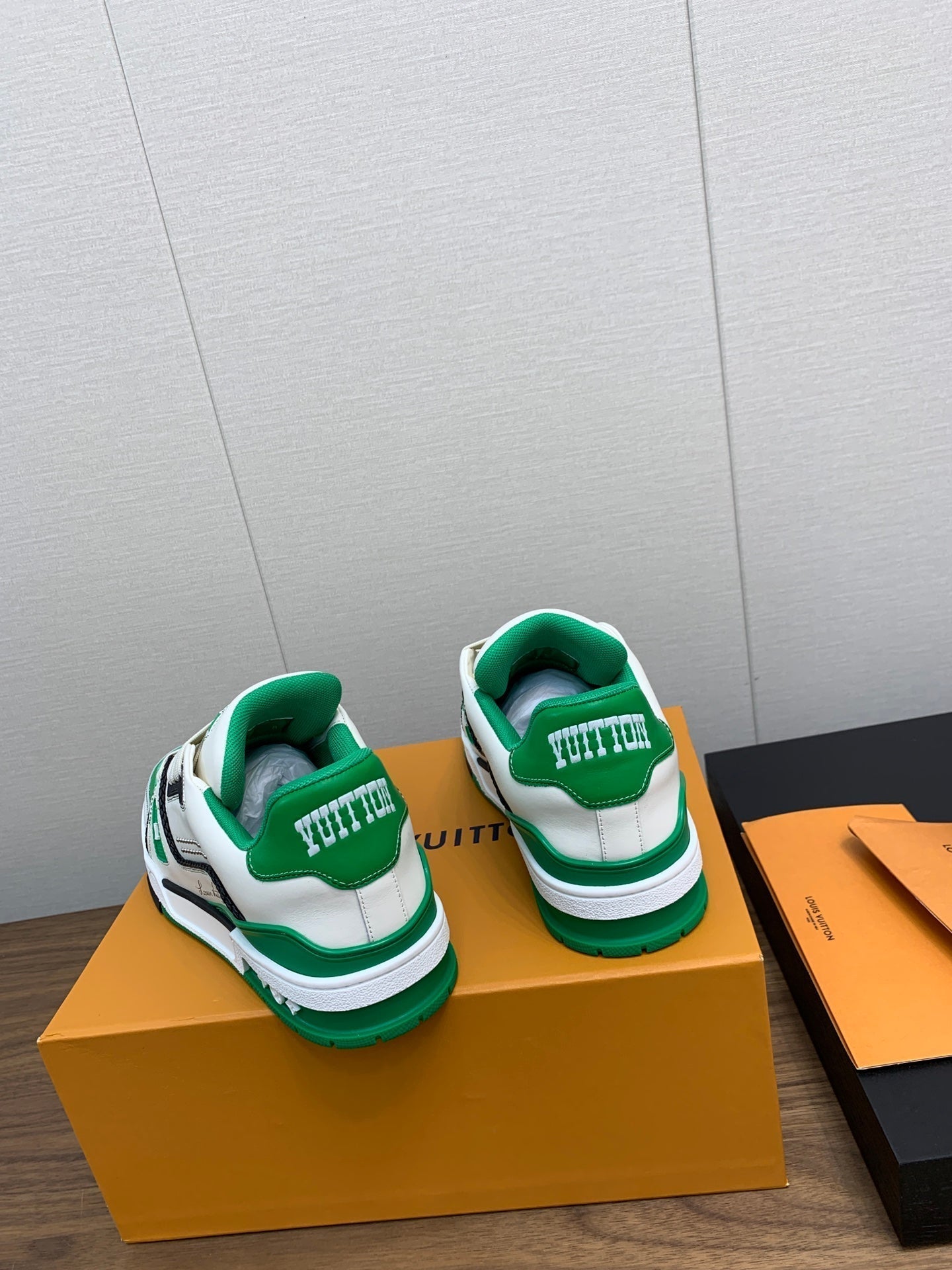 LV WOMEN'S TRAINER IN WHITE MIX GREEN CALFSKIN - 35