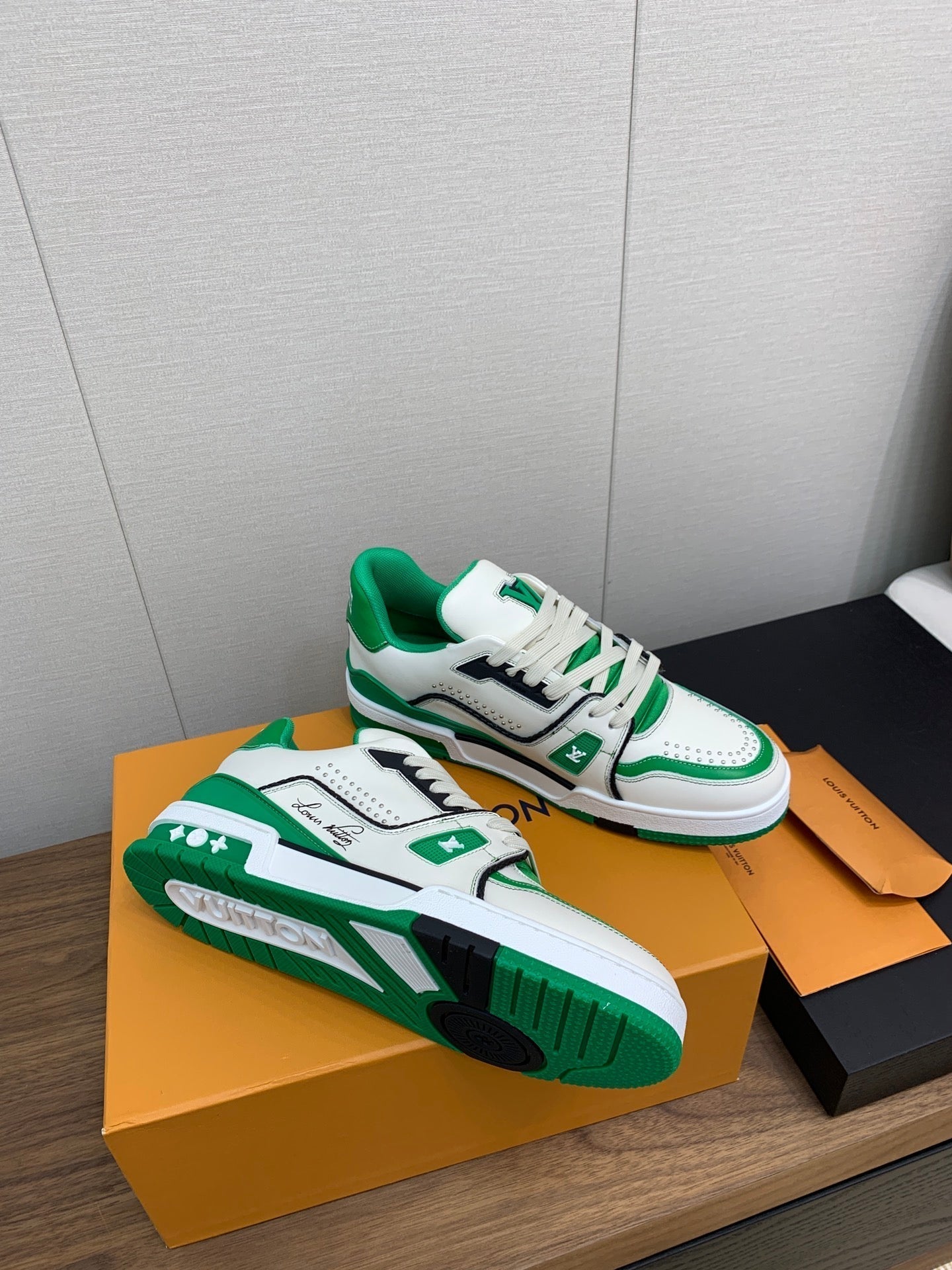 LV WOMEN'S TRAINER IN WHITE MIX GREEN CALFSKIN - 35