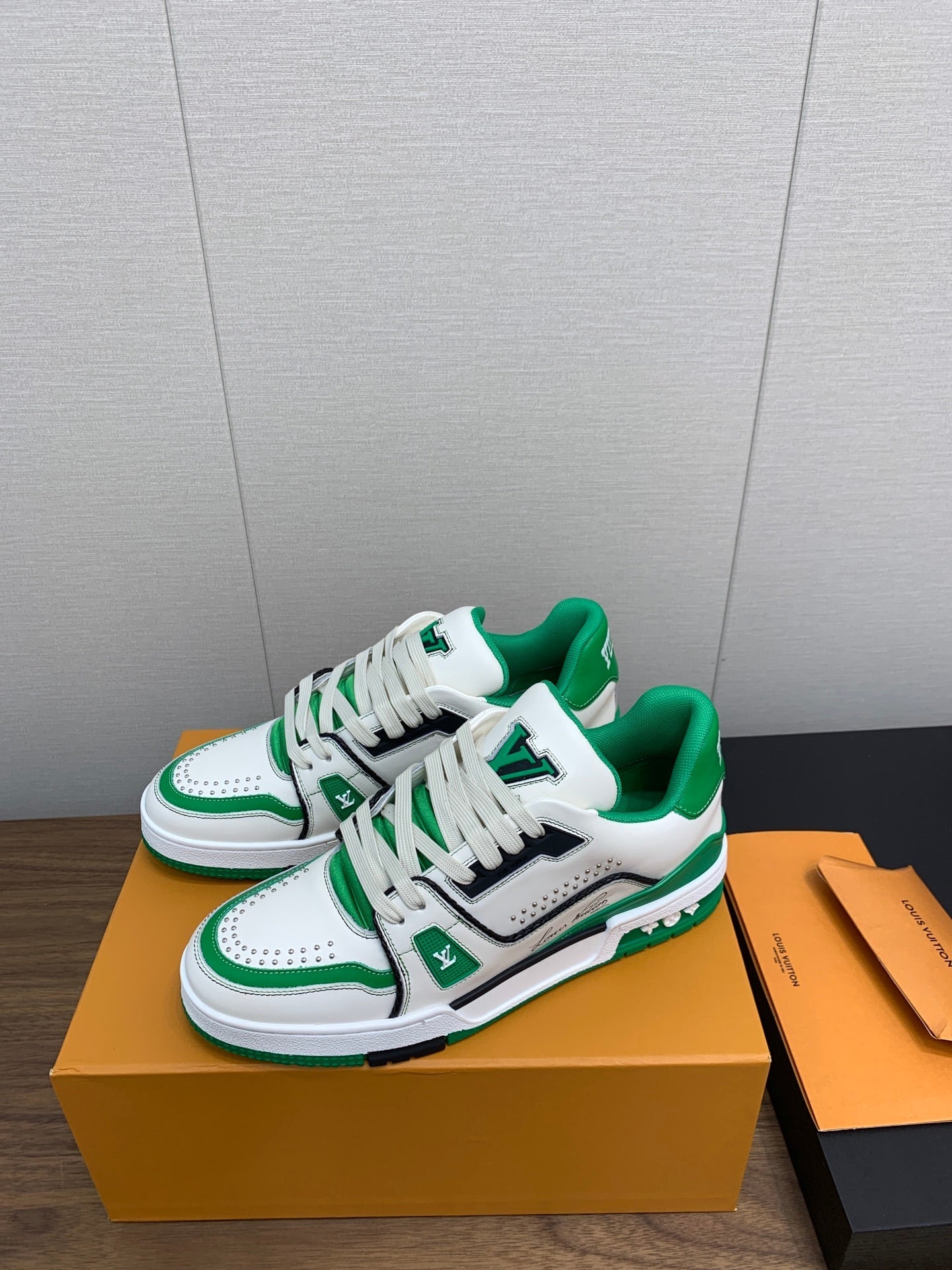 LV WOMEN'S TRAINER IN WHITE MIX GREEN CALFSKIN - 35
