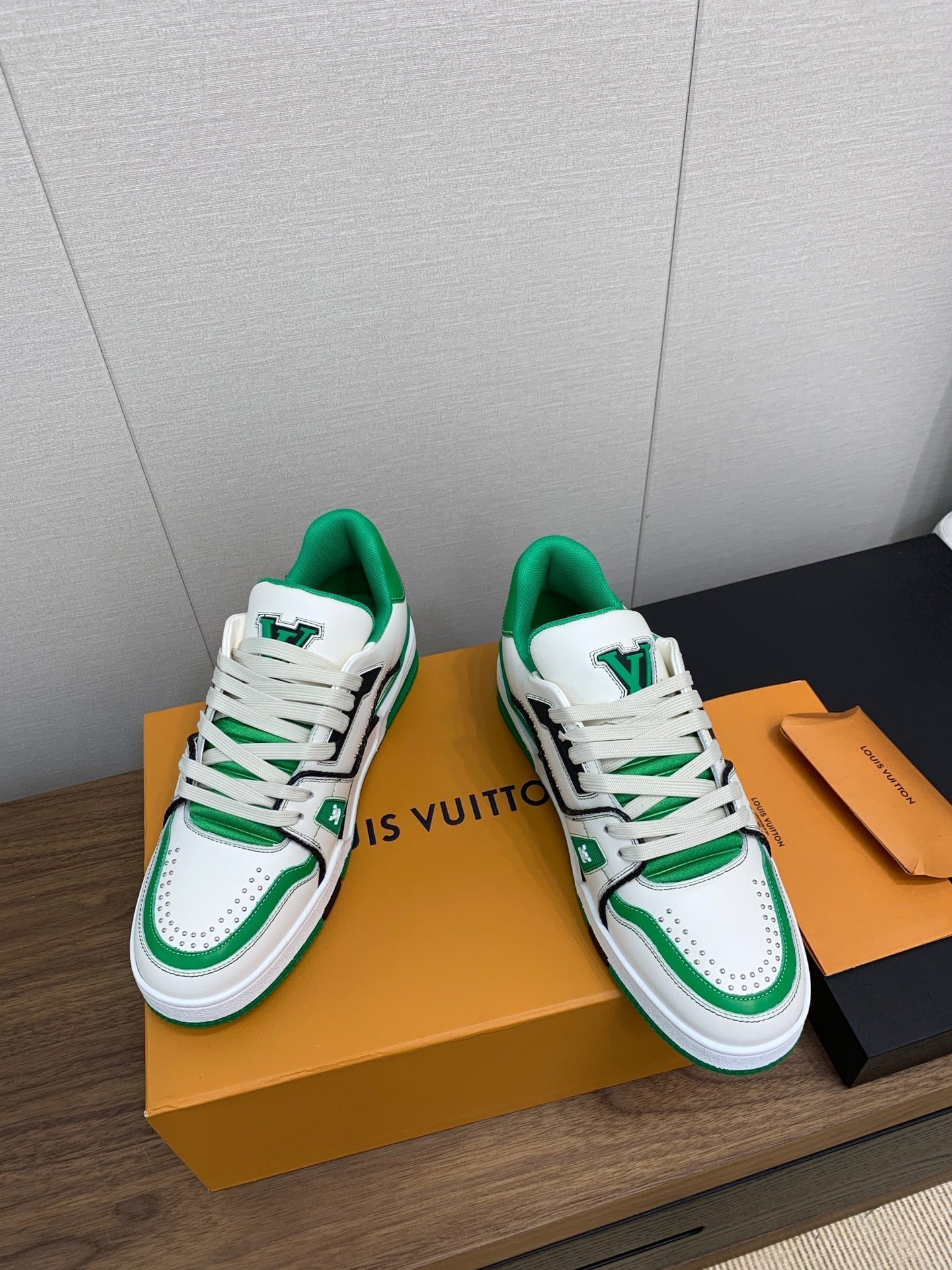 LV WOMEN'S TRAINER IN WHITE MIX GREEN CALFSKIN - 35