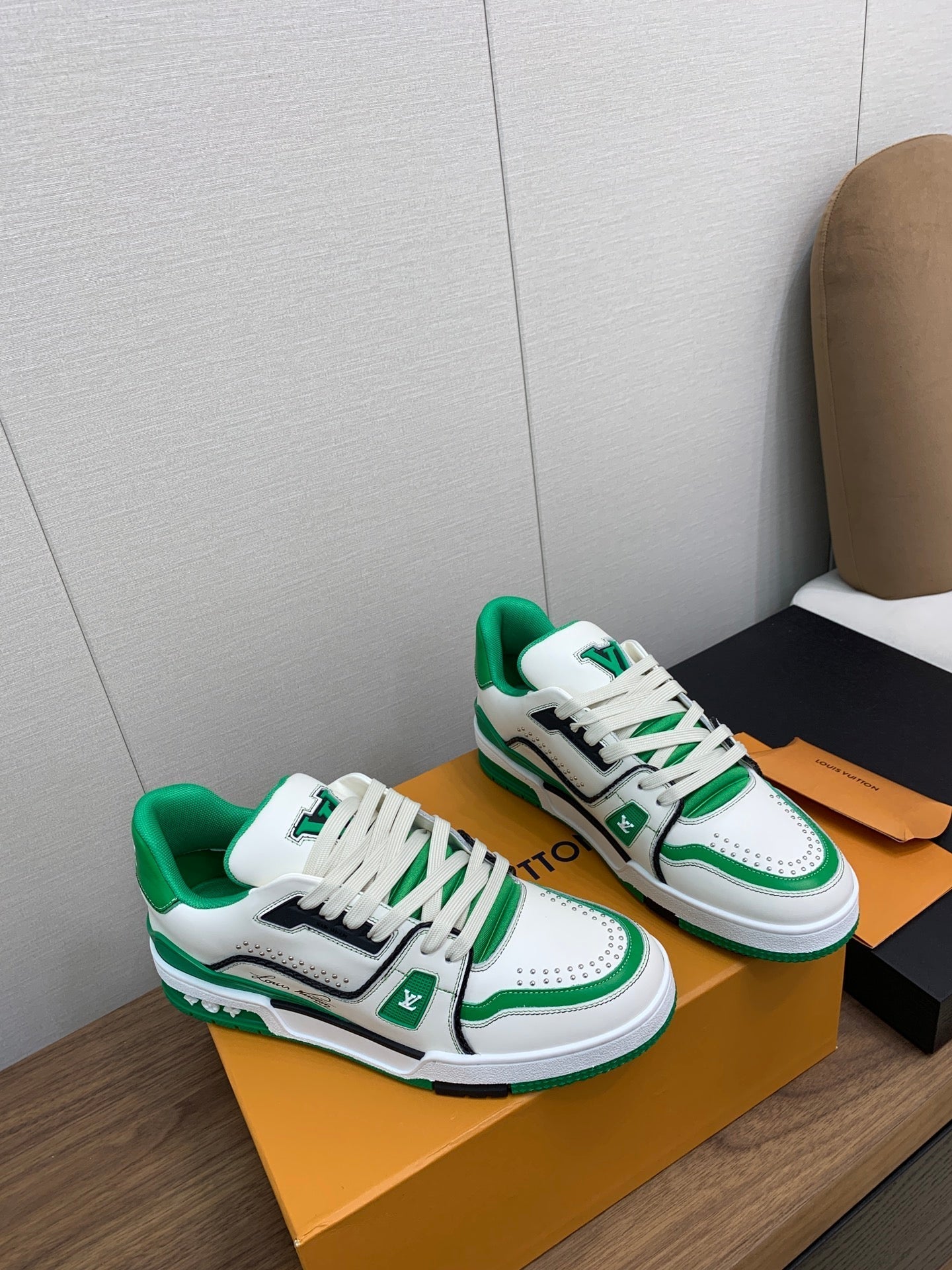 LV WOMEN'S TRAINER IN WHITE MIX GREEN CALFSKIN - 35