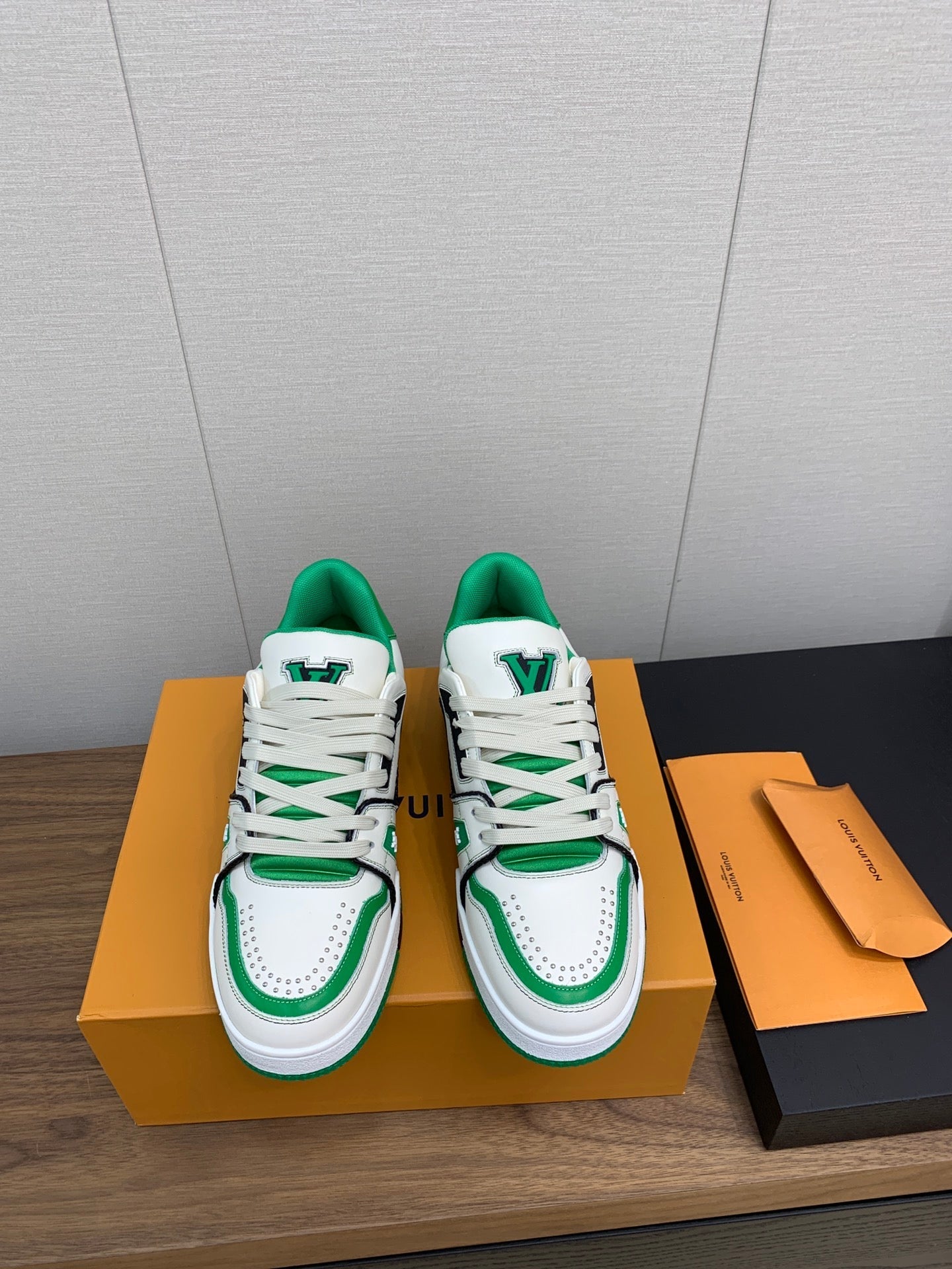 LV WOMEN'S TRAINER IN WHITE MIX GREEN CALFSKIN - 35