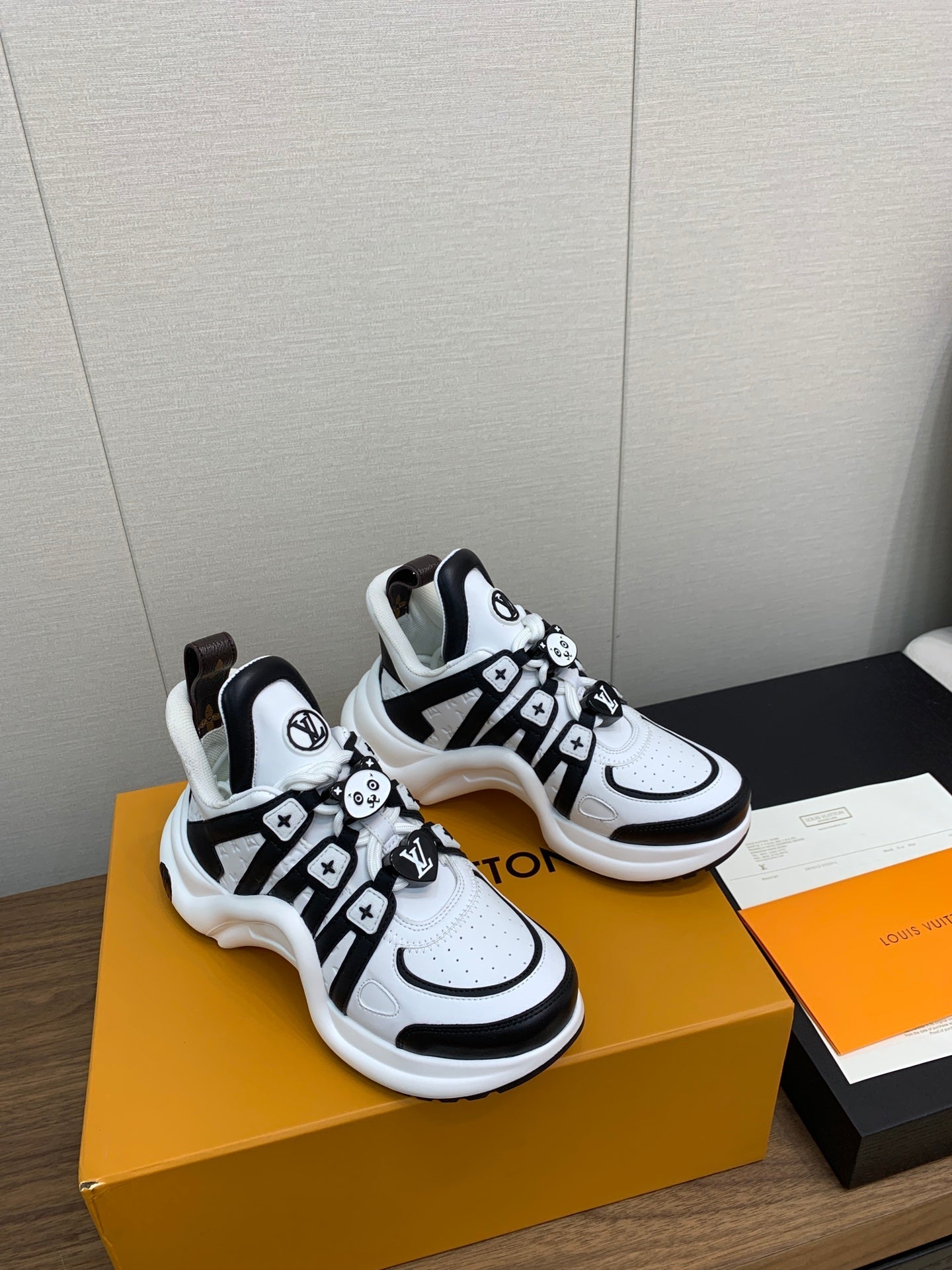 LV ARCHLIGHT SNEAKER BLACK MIX WHITE - 35
