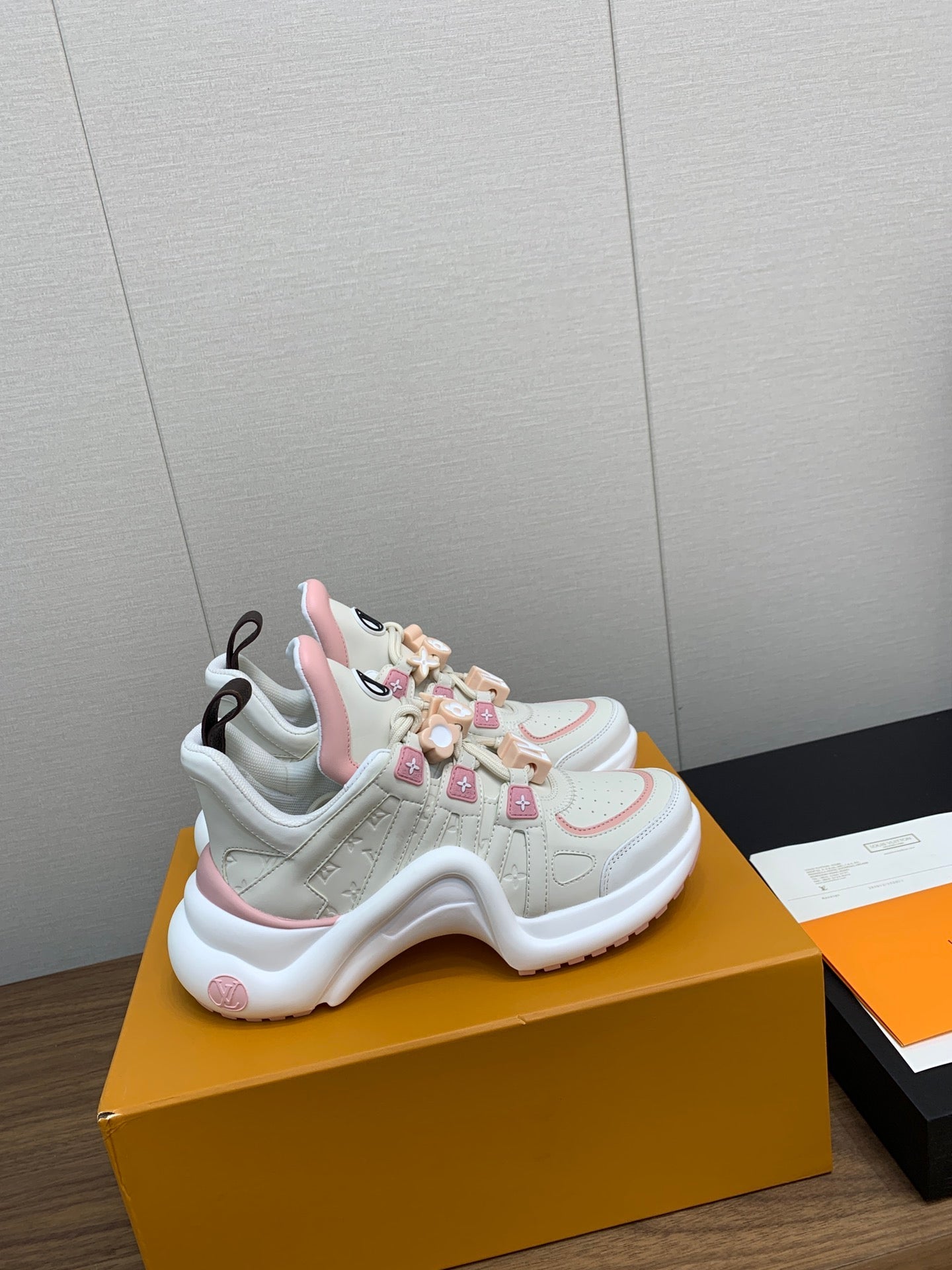 LV ARCHLIGHT SNEAKER BEIGE MIX LIGHT PINK - 35