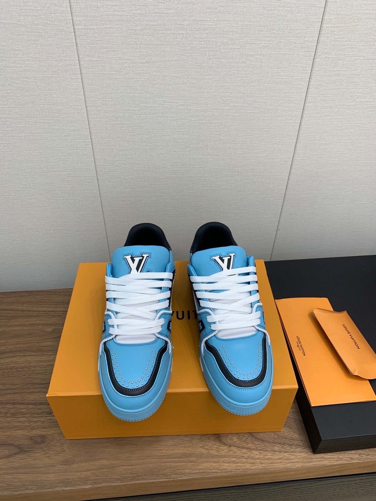 LV WOMEN'S TRAINER IN CERULEAN BLUE CALFSKIN - 35