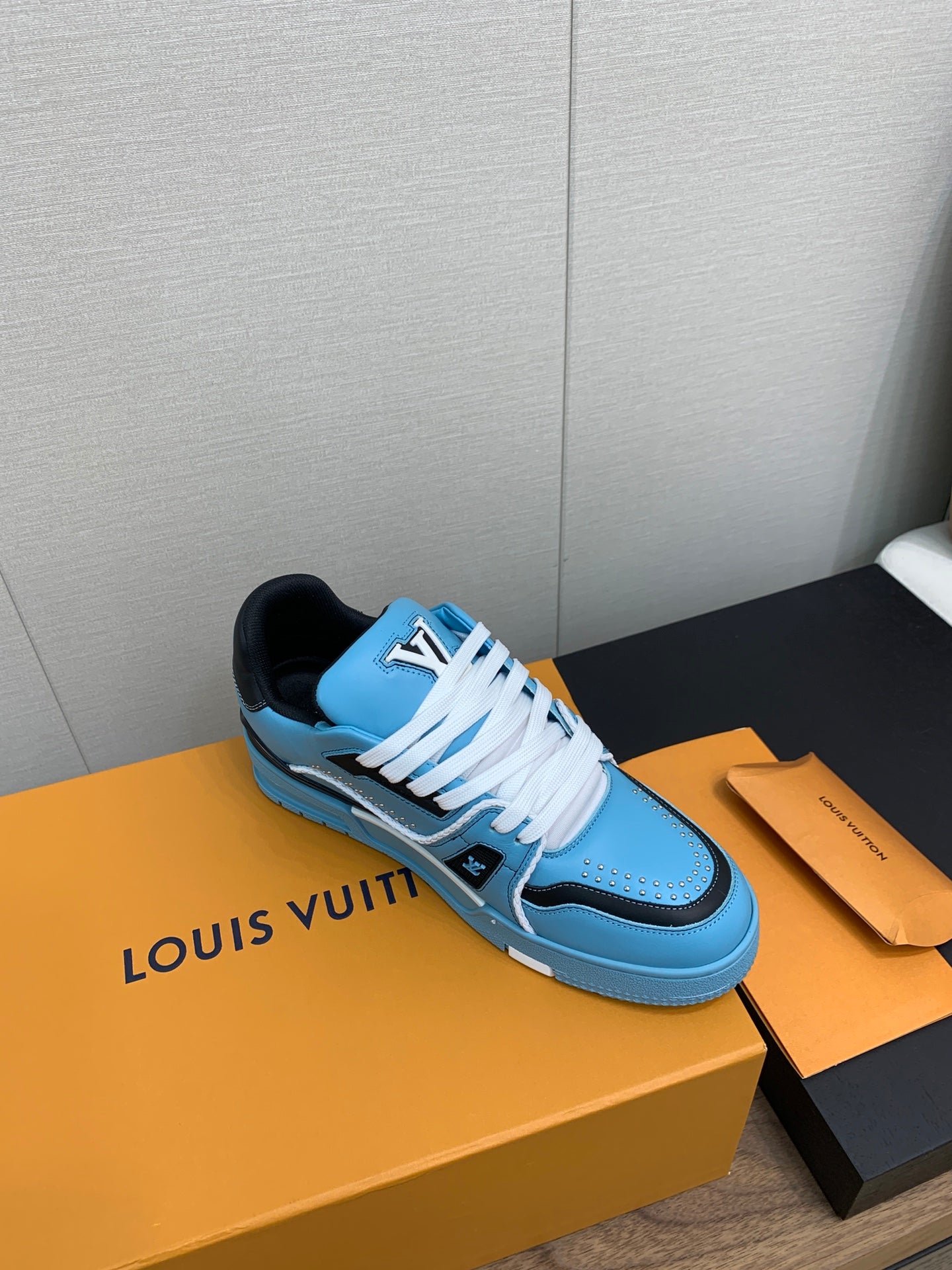 LV WOMEN'S TRAINER IN CERULEAN BLUE CALFSKIN - 35