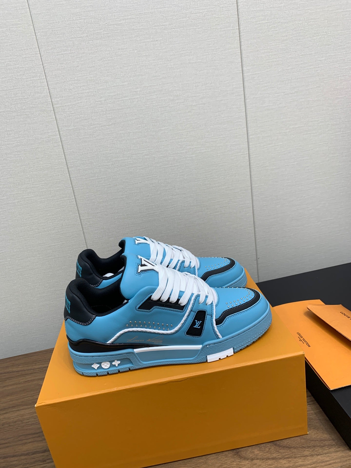 LV WOMEN'S TRAINER IN CERULEAN BLUE CALFSKIN - 35