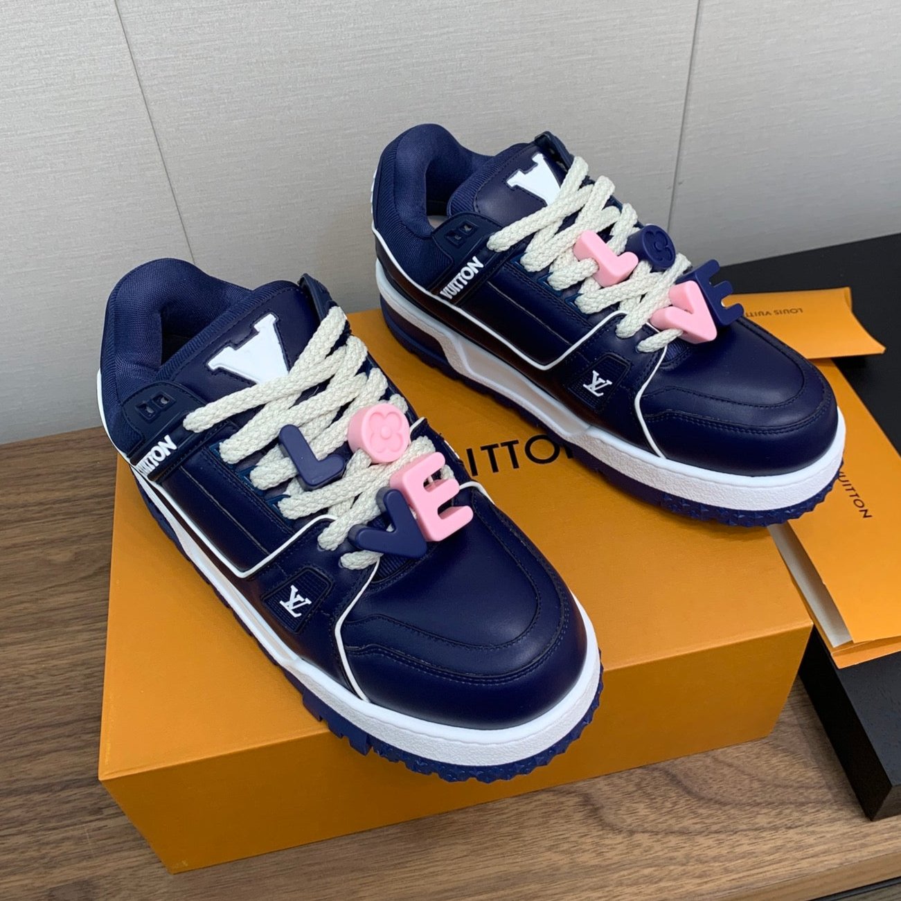 LV WOMEN'S TRAINER IN NAVY BLUE CALFSKIN - 35