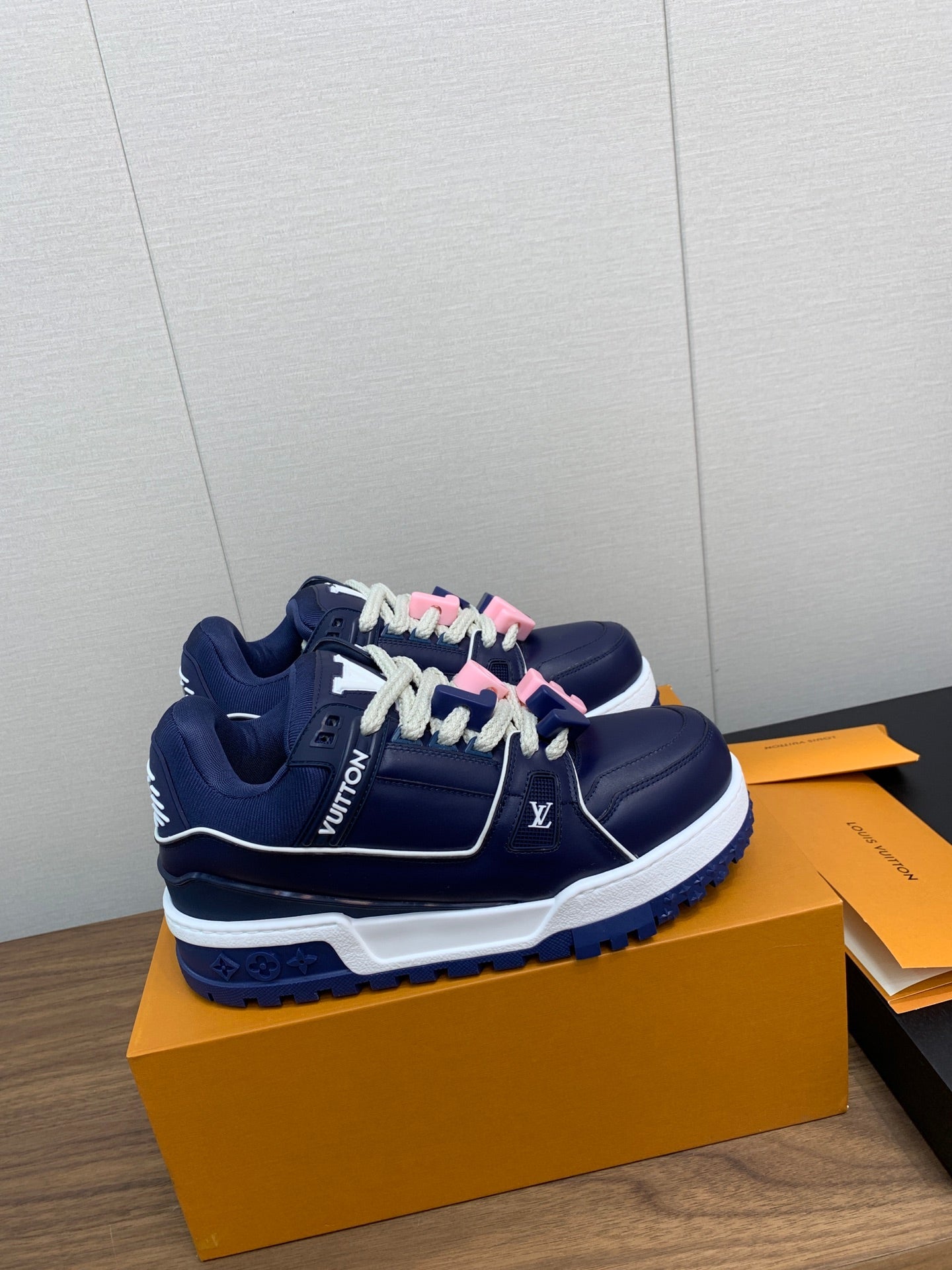 LV WOMEN'S TRAINER IN NAVY BLUE CALFSKIN - 35