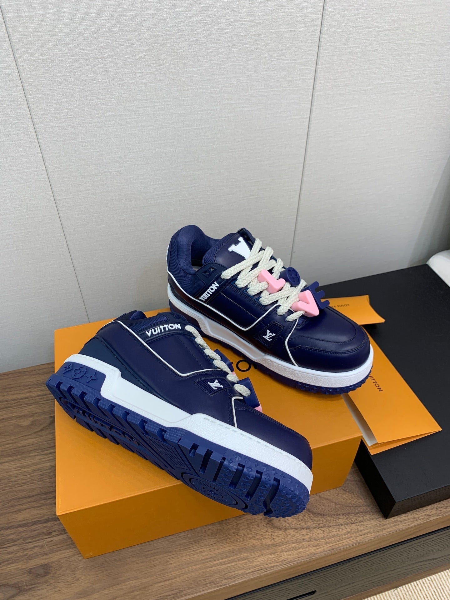 LV WOMEN'S TRAINER IN NAVY BLUE CALFSKIN - 35