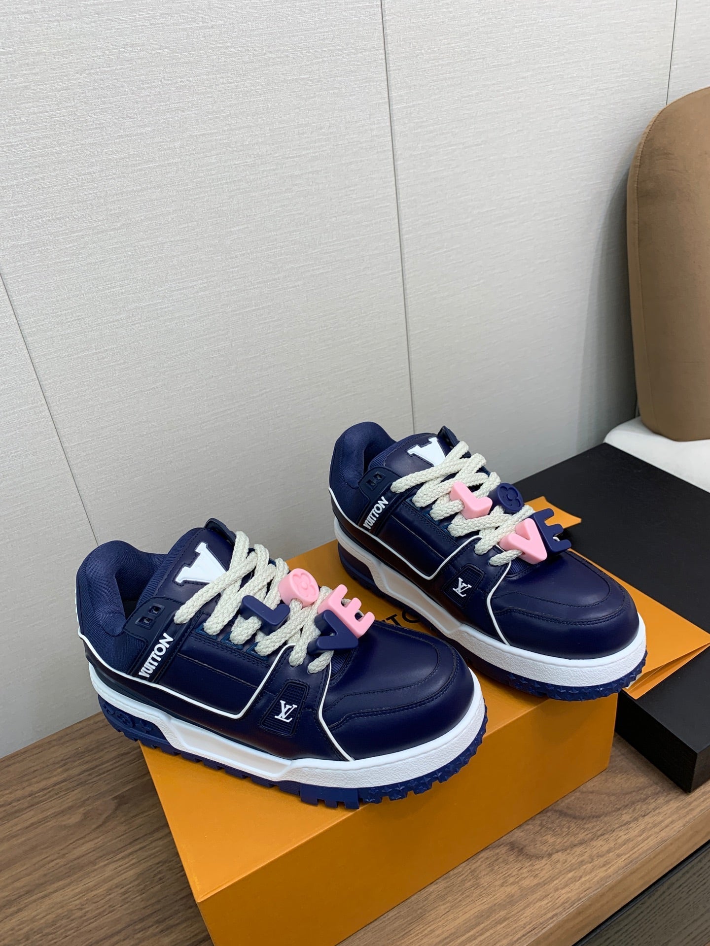 LV WOMEN'S TRAINER IN NAVY BLUE CALFSKIN - 35