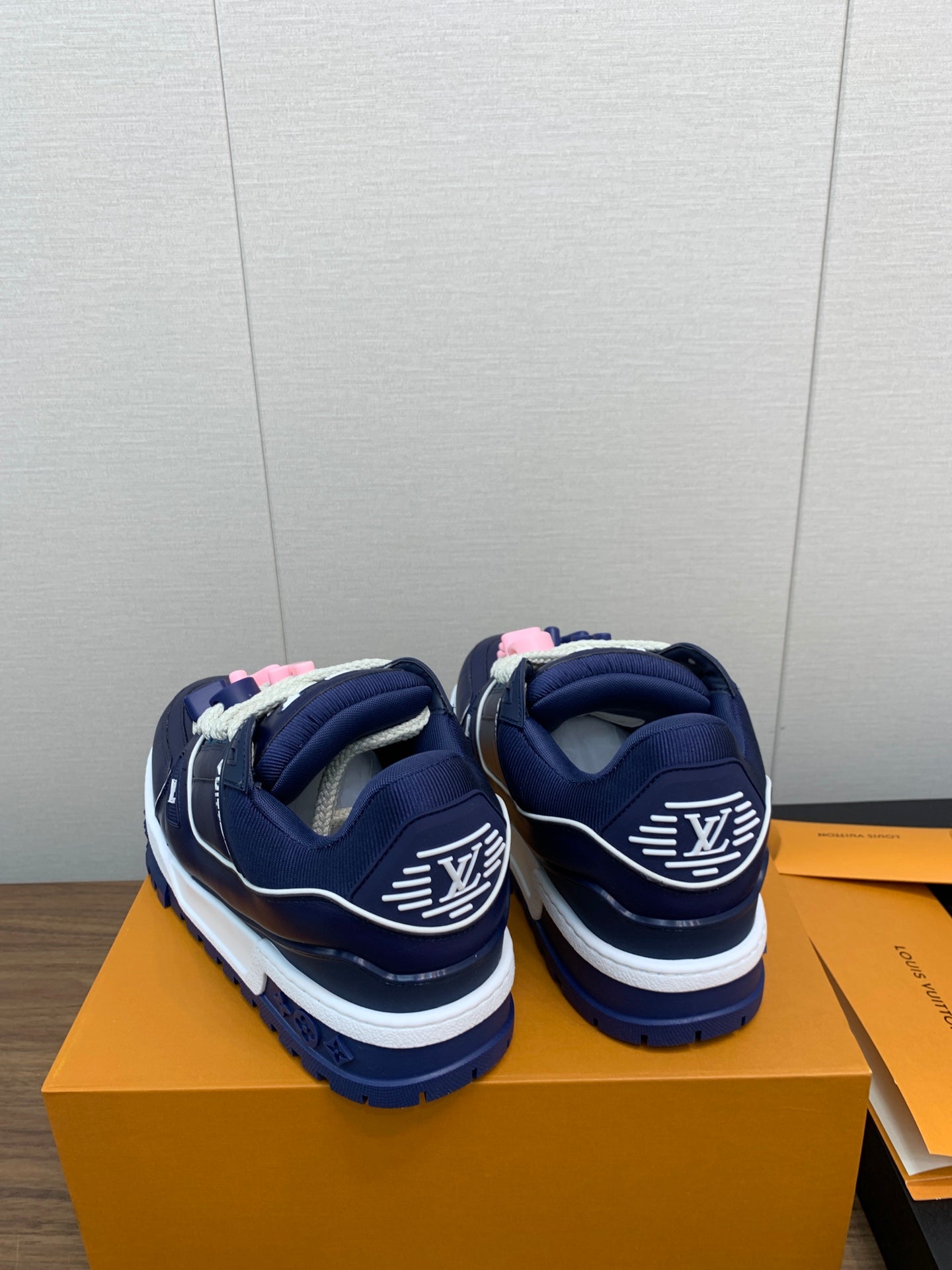 LV WOMEN'S TRAINER IN NAVY BLUE CALFSKIN - 35