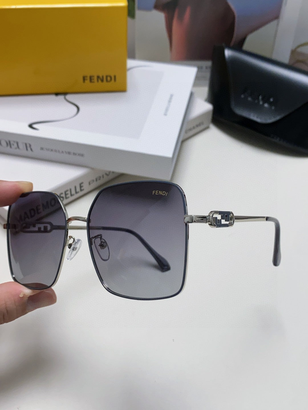 OVERSIZED BAGUETTE SQUARE FRAME SUNGLASSES 562043 IN METAL - Silver smoke