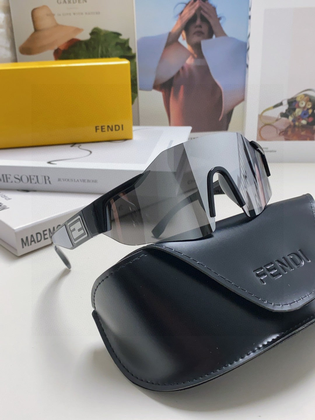 FF SQUARED VISOR FRAME SUNGLASSES 557144 IN ACETATE - Mirrored grey