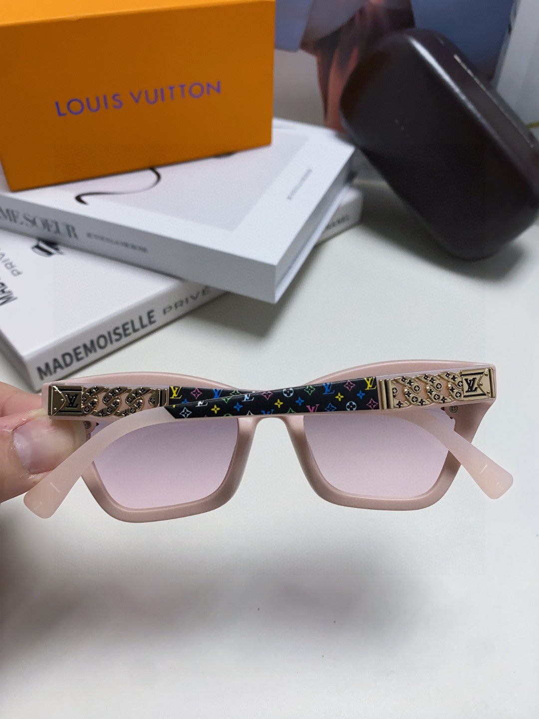 SQUARE SUNGLASSES 581358 IN NUDE PINK ACETATE EMBOSSED MONOGRAM LOGO