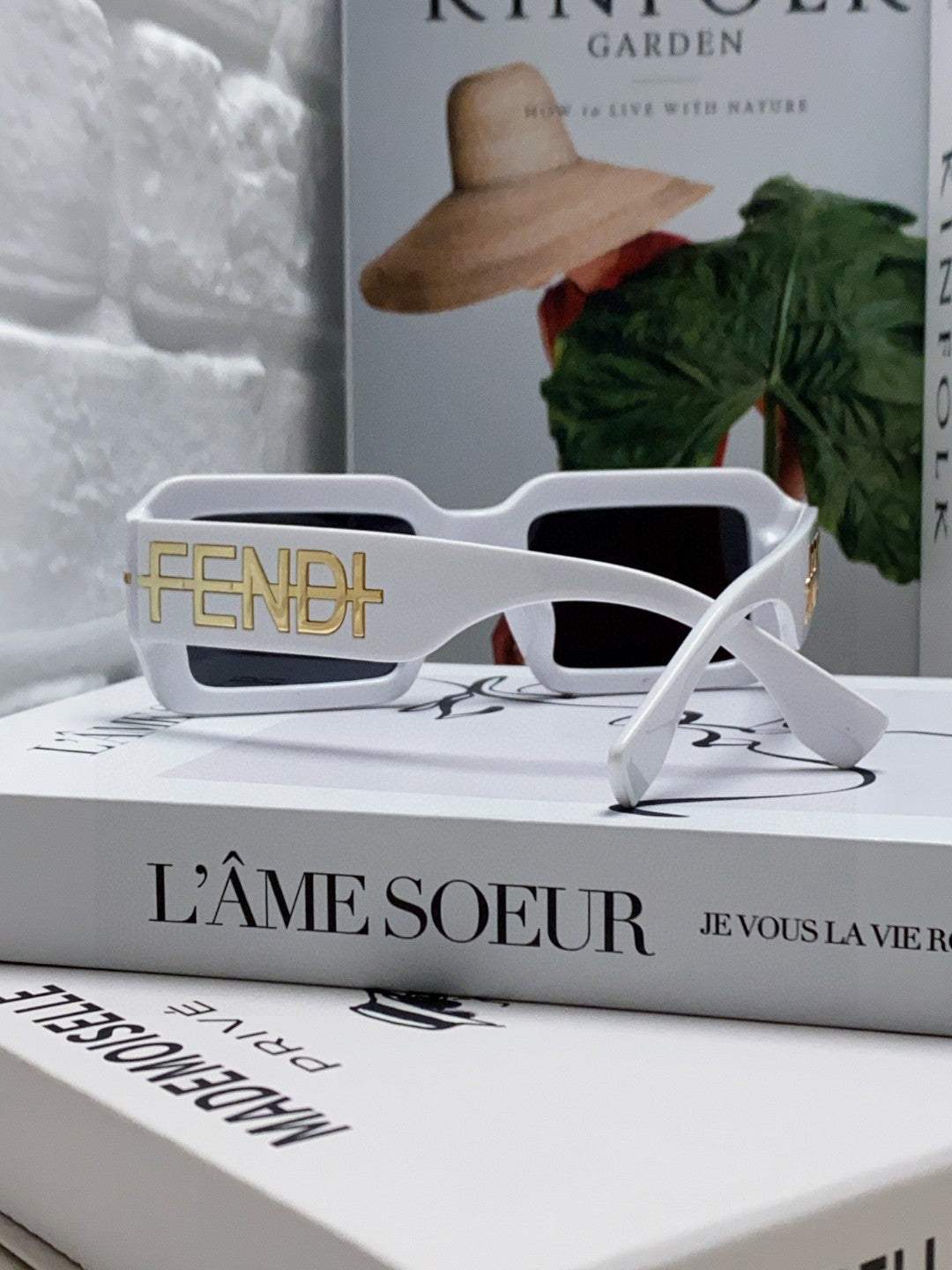 EMBOSSED LOGO DIAGONAL RECTANGULAR SUNGLASSES 563312 IN ACETATE - White