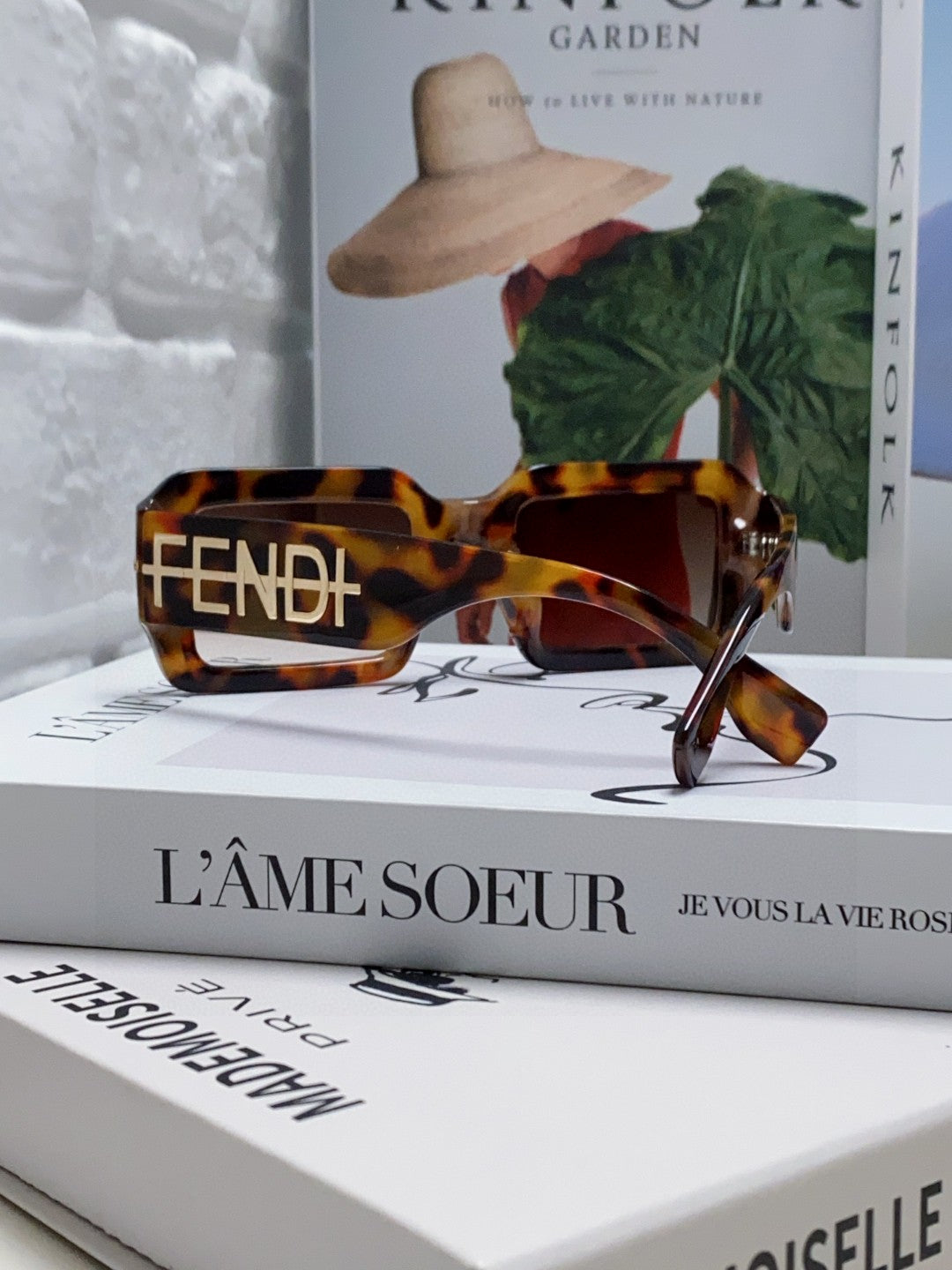 EMBOSSED LOGO DIAGONAL RECTANGULAR SUNGLASSES 563312 IN ACETATE - White