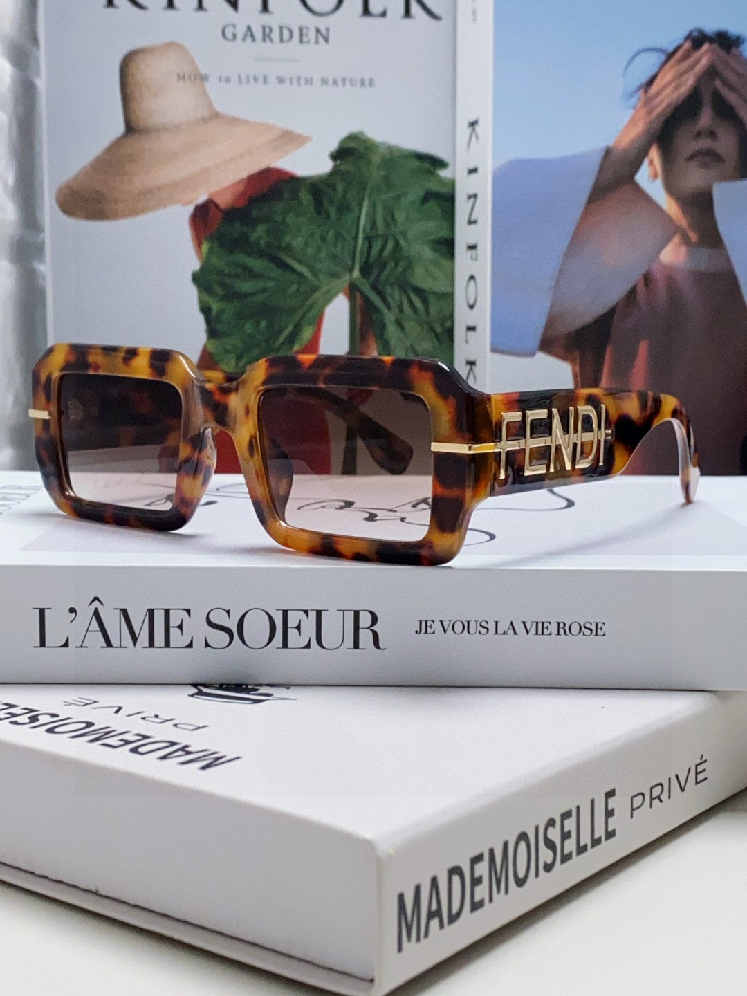 EMBOSSED LOGO DIAGONAL RECTANGULAR SUNGLASSES 563312 IN ACETATE - White