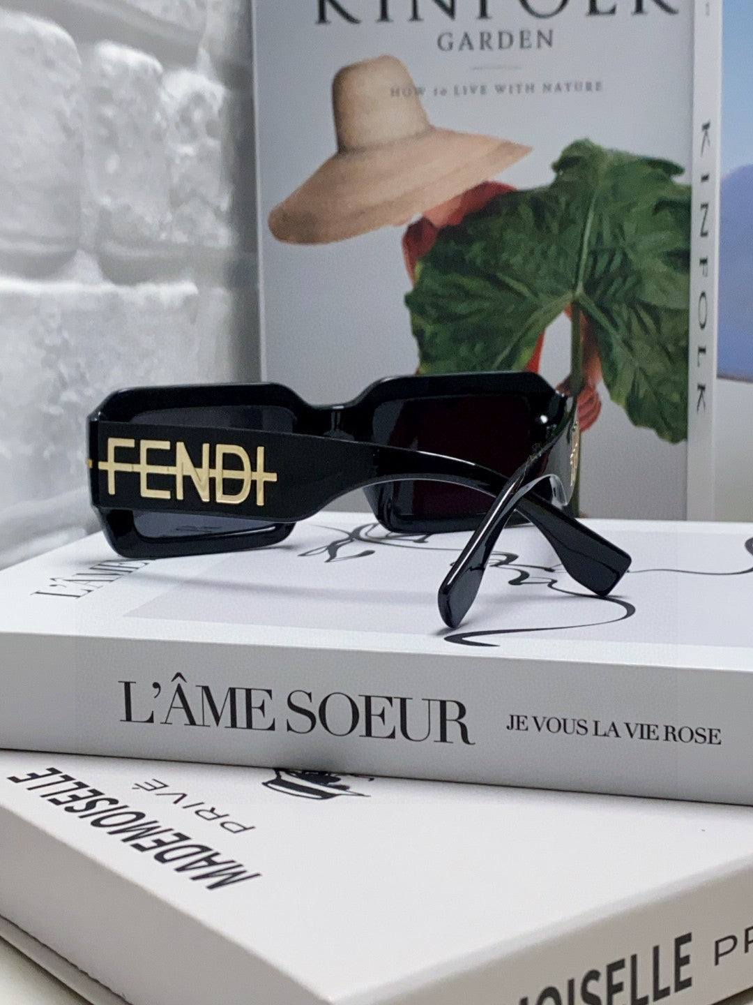 EMBOSSED LOGO DIAGONAL RECTANGULAR SUNGLASSES 563312 IN ACETATE - White