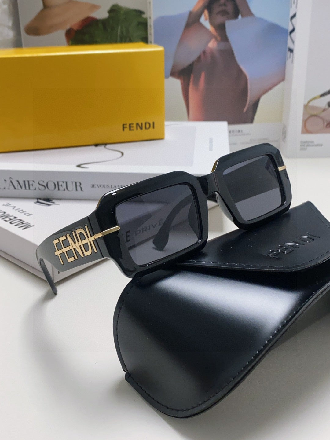 EMBOSSED LOGO DIAGONAL RECTANGULAR SUNGLASSES 563312 IN ACETATE - White