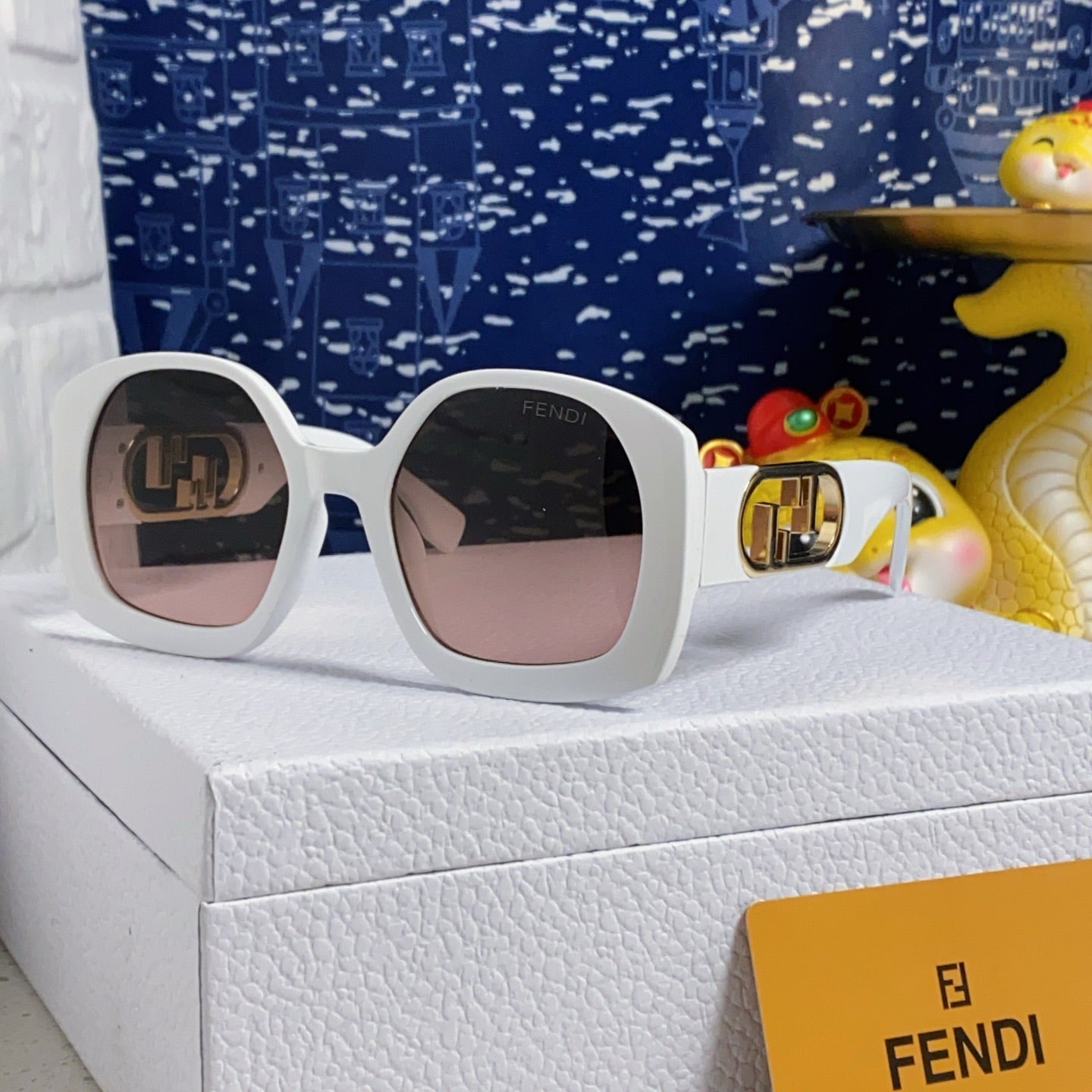 OVERSIZES FF DIAMONDS SQUARE SUNGLASSES 563315 IN ACETATE - White