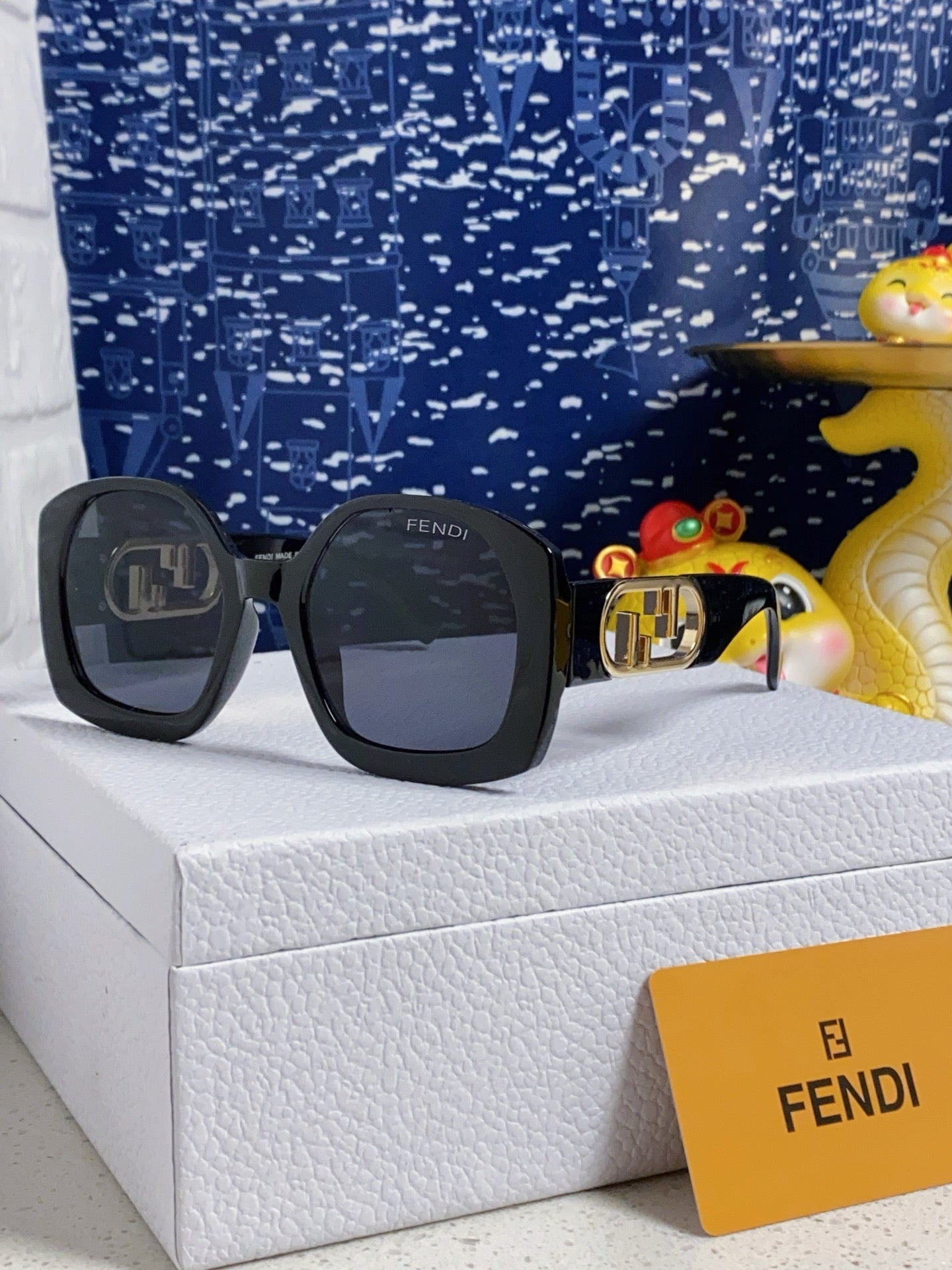 OVERSIZES FF DIAMONDS SQUARE SUNGLASSES 563315 IN ACETATE - White