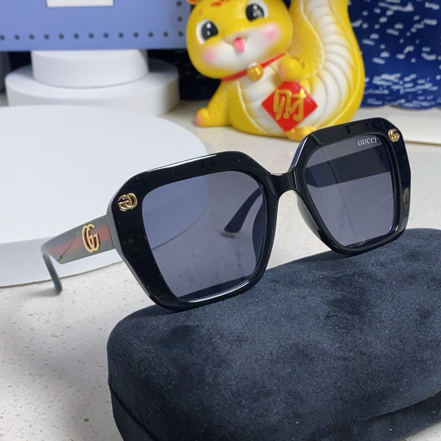 GG EMBOSSED LOGO SQUARE FRAME SUNGLASSES 563171 IN ACETATE - Black