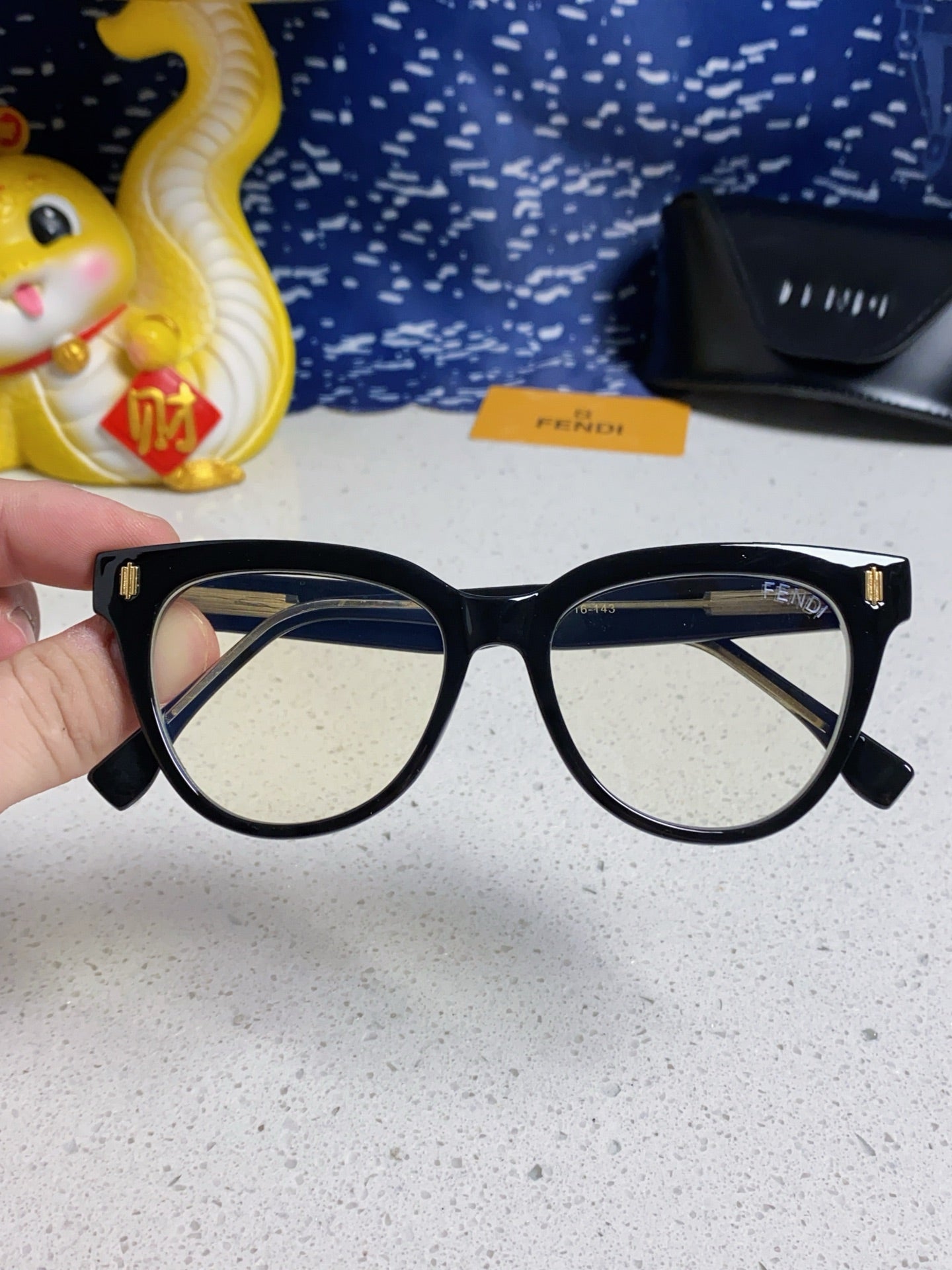 DIAGONAL ROUND FRAME SUNGLASSES 566718 IN ACETATE - Black