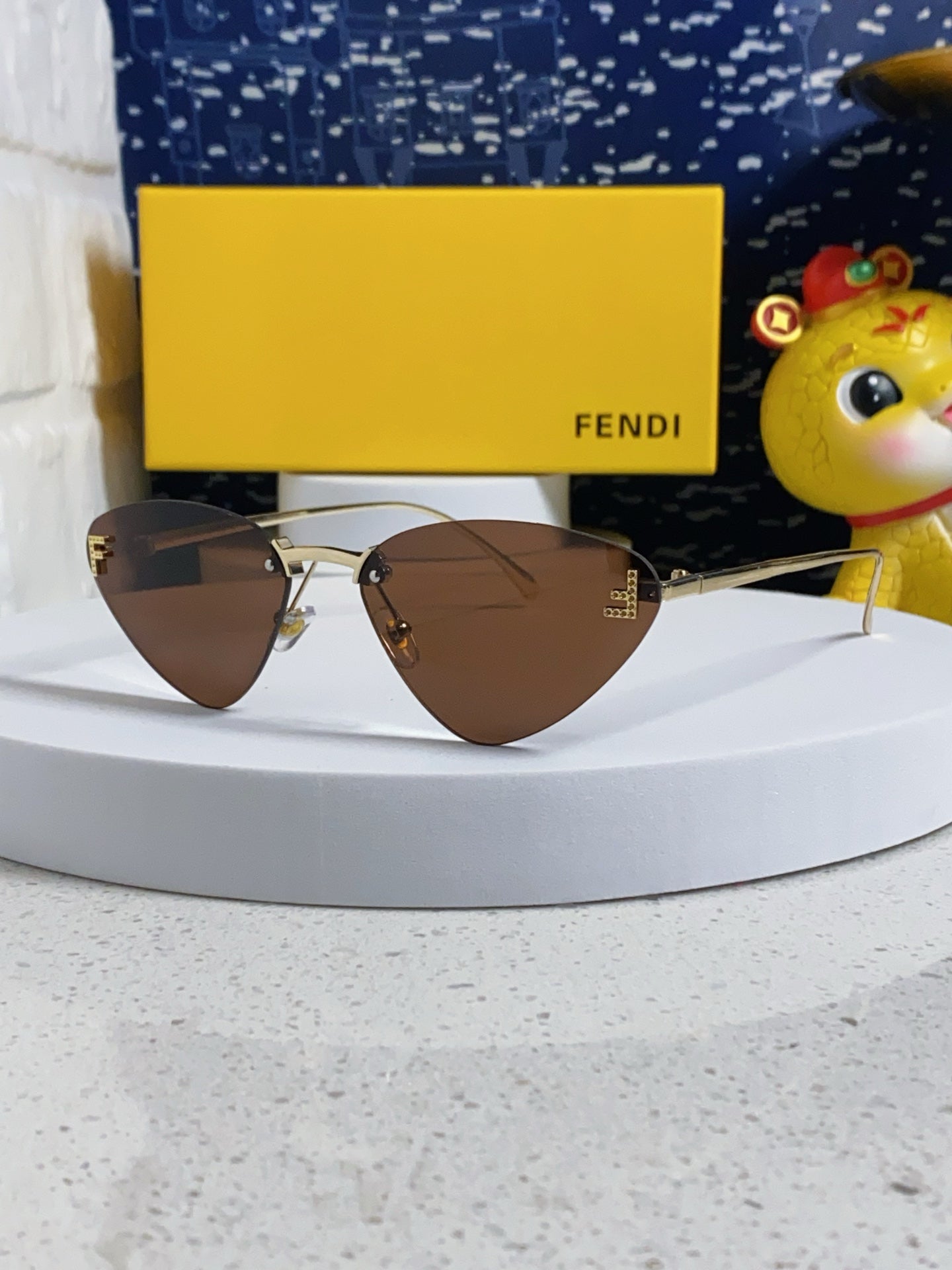 SKY RIMLESS TRIANGLE FRAME SUNGLASSES 566724 IN METAL - Light orange