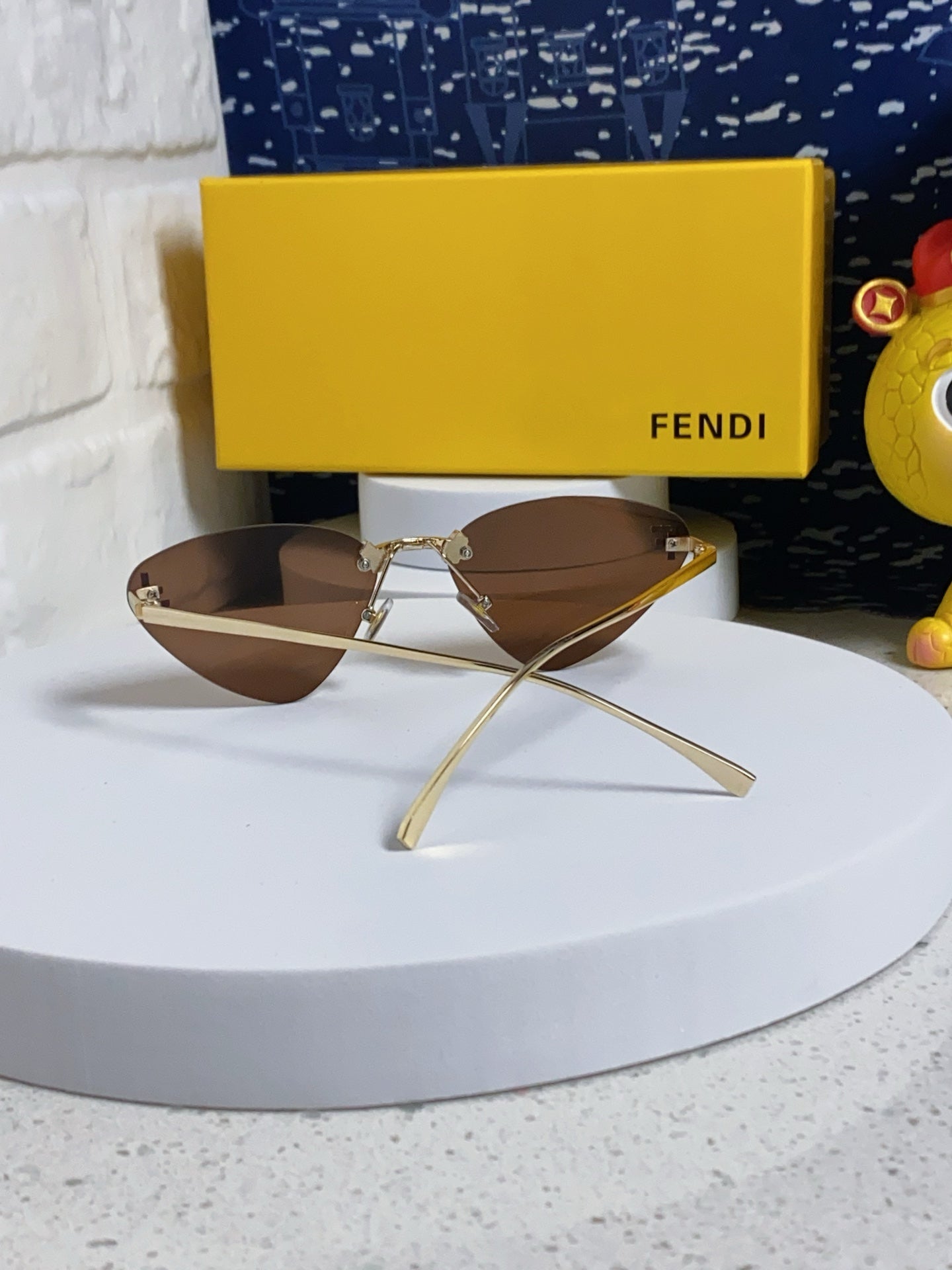 SKY RIMLESS TRIANGLE FRAME SUNGLASSES 566724 IN METAL - Light orange